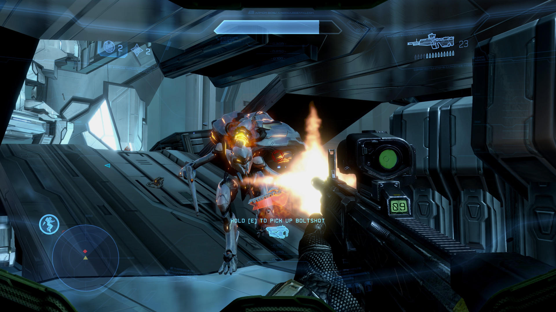 Halo 4 dans MCC : un ennemi prométhéen est pris pour cible dans un corridor aux parois anguleuses.