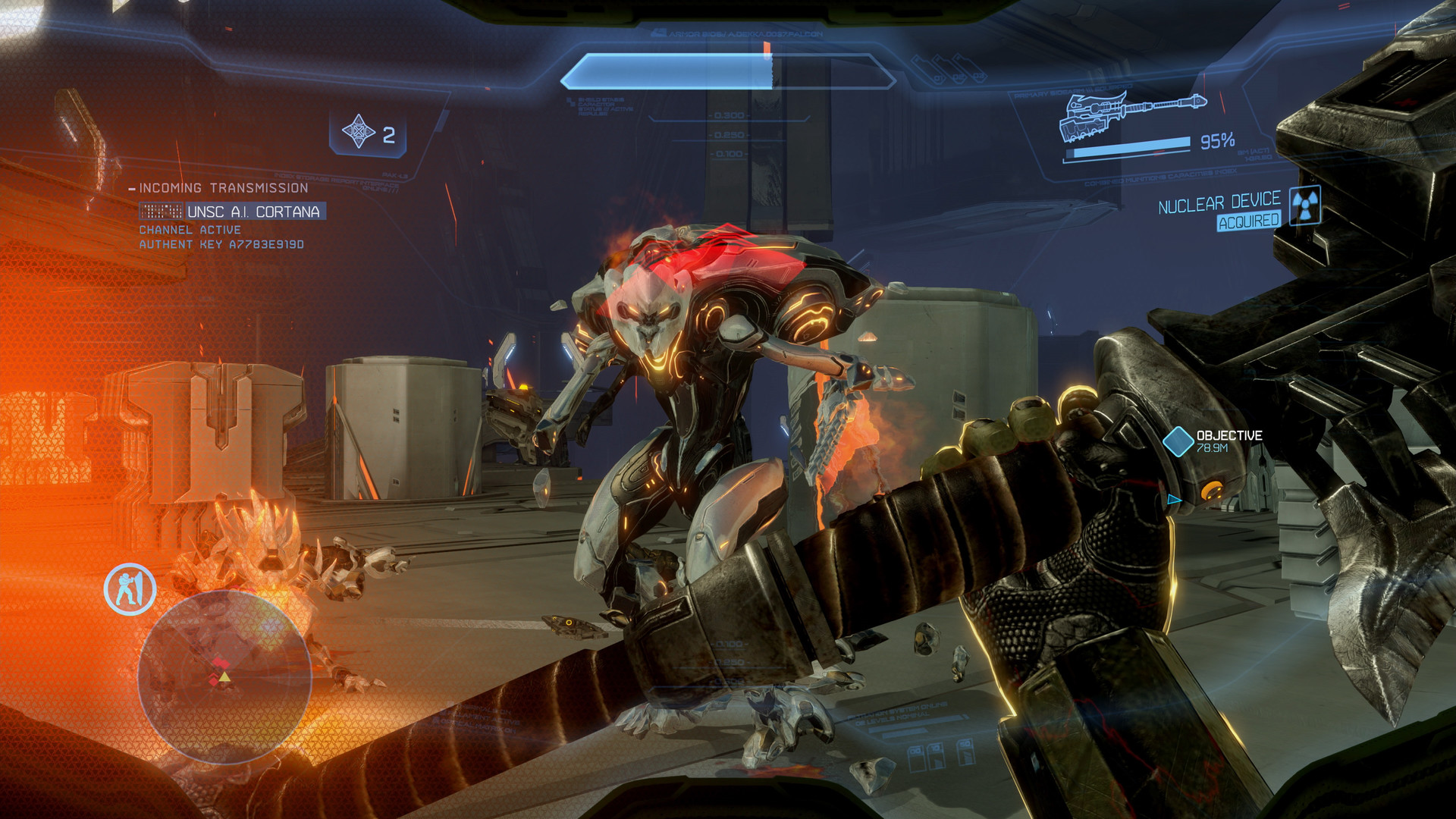 Halo 4 dans MCC : combat rapproché contre un Prométhéen au milieu d’effets lumineux orange.