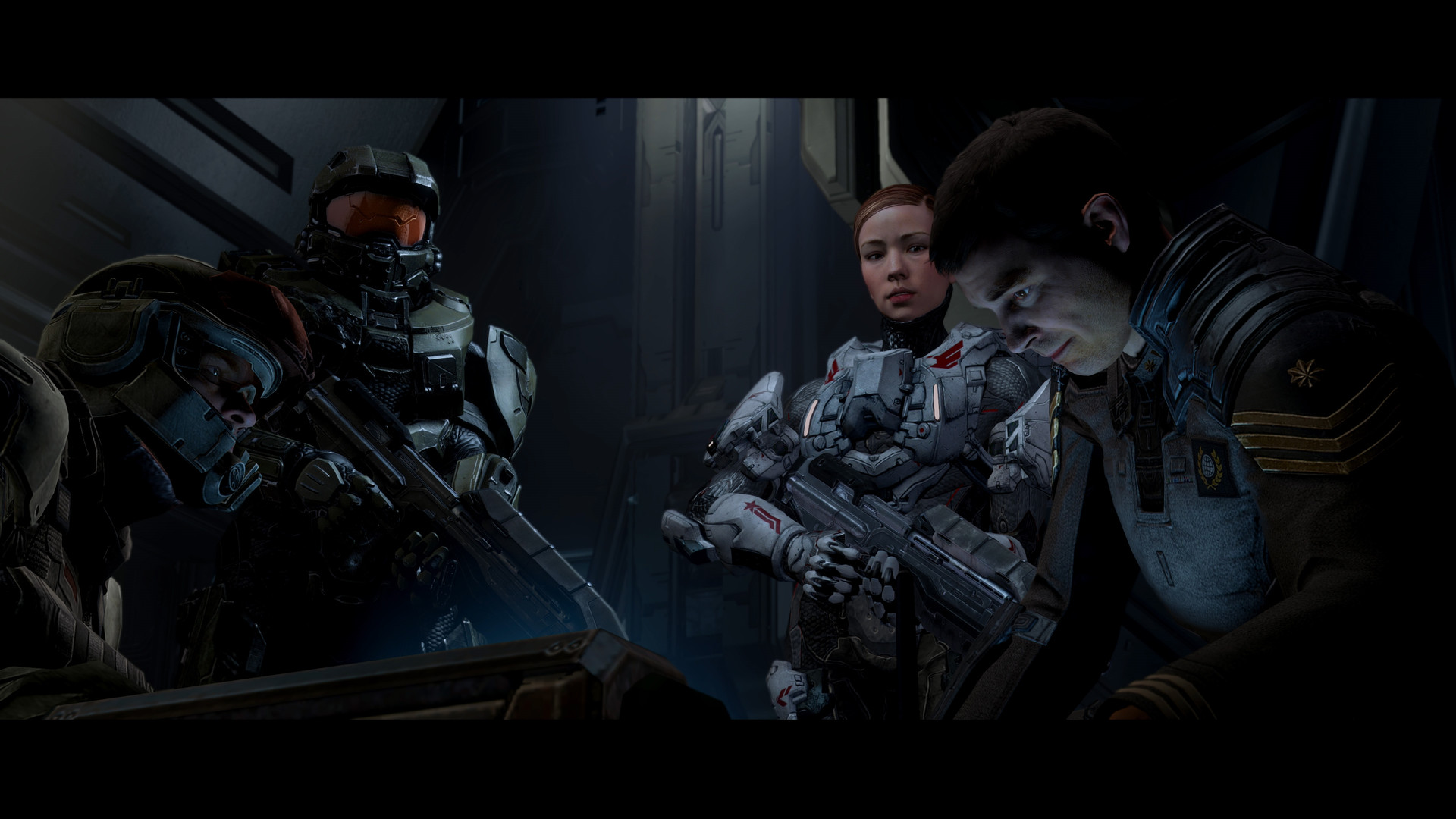 Cinématique de Halo 4 dans MCC : des soldats et membres de l’équipage sont réunis dans un intérieur sombre.
