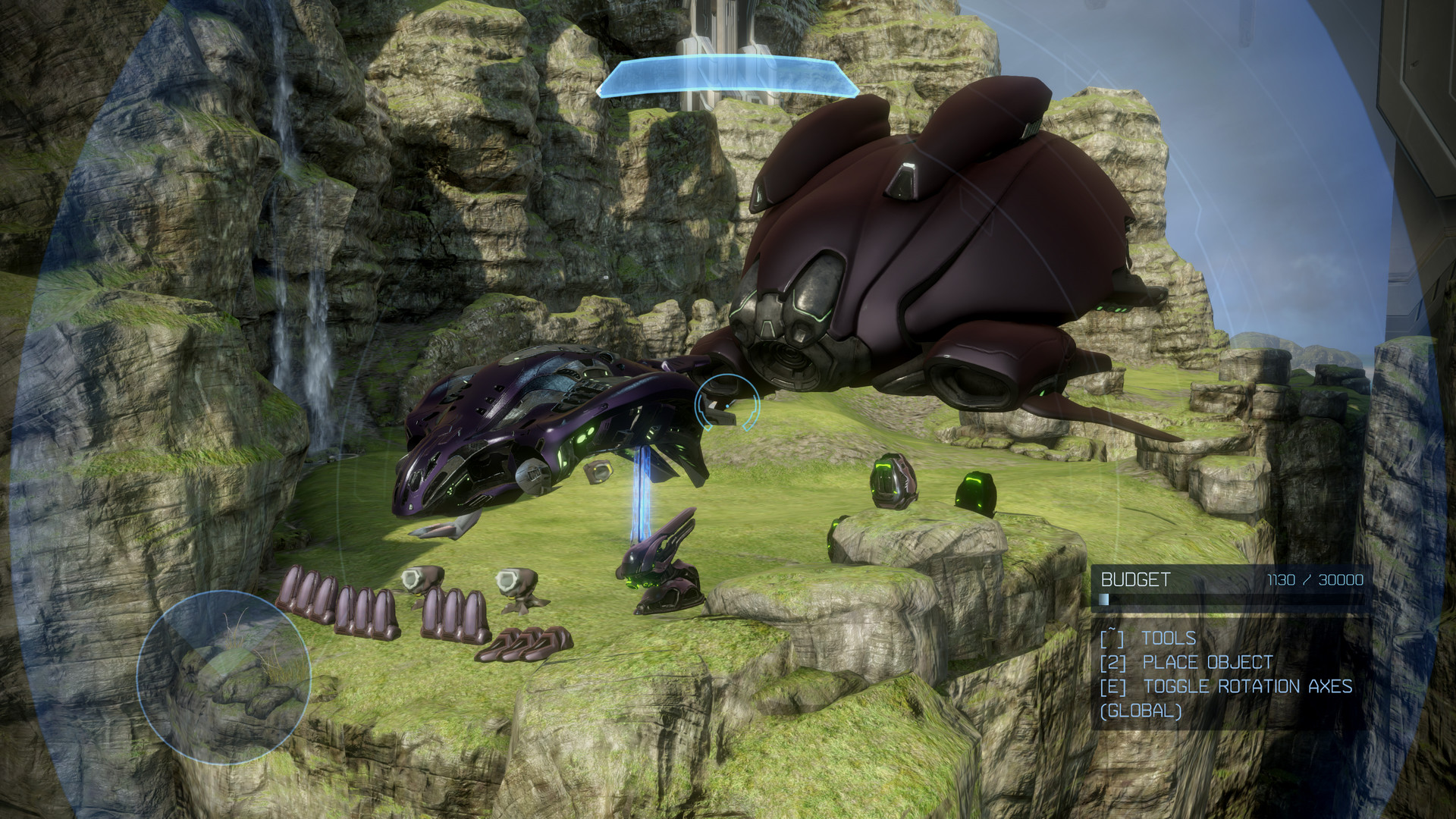 Halo 4 dans MCC : l’interface Forge accompagne le déplacement d’un objet au-dessus d’un terrain rocheux.