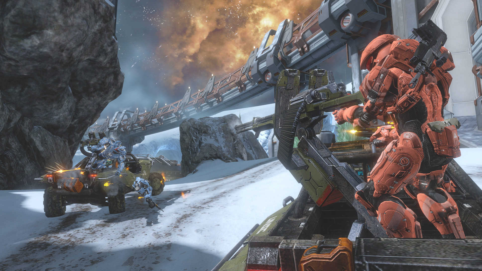 Multijoueur de Halo 4 dans MCC : un Spartan rouge tire depuis une tourelle sur une carte enneigée.