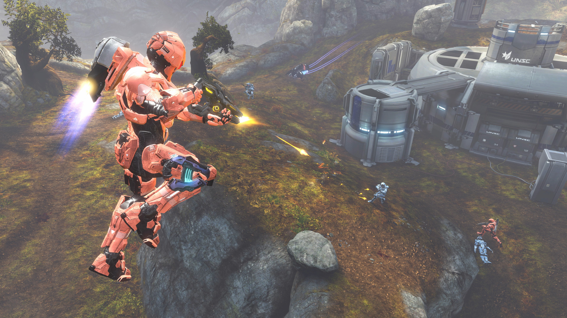 Multijoueur de Halo 4 dans MCC : un Spartan rouge utilise son propulseur au-dessus d’une arène et tire vers le sol.
