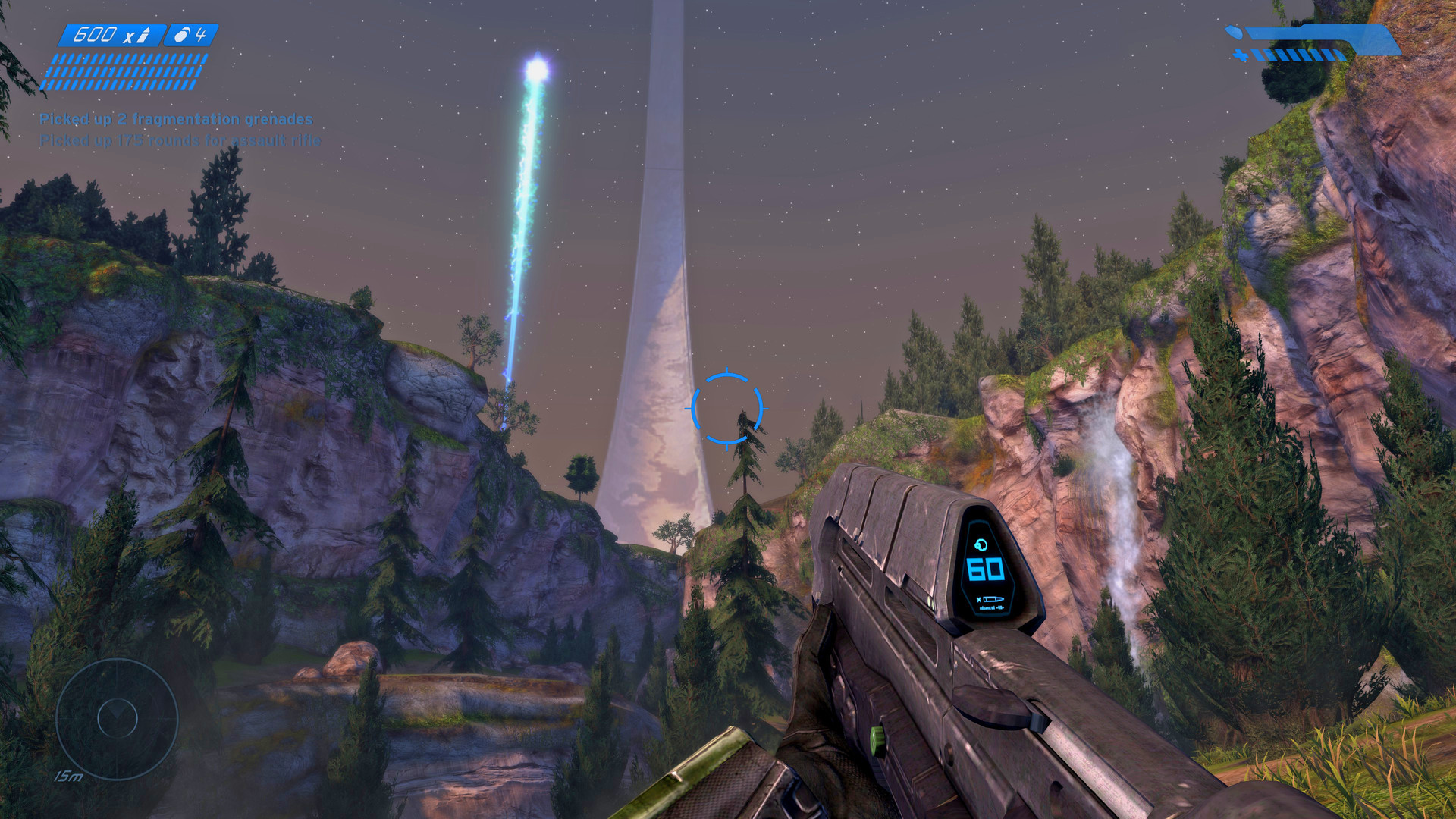 Combat Evolved Anniversary dans MCC : vue à la première personne sur une vallée boisée et une tour projetant un faisceau lumineux.