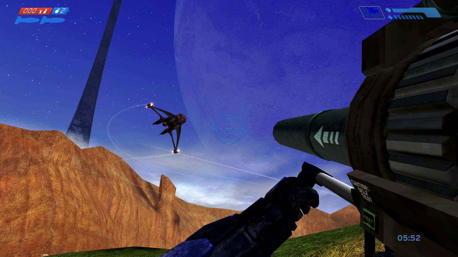 Combat Evolved Anniversary dans MCC : le joueur vise un aéronef covenant au lance-roquettes au-dessus d’un canyon.