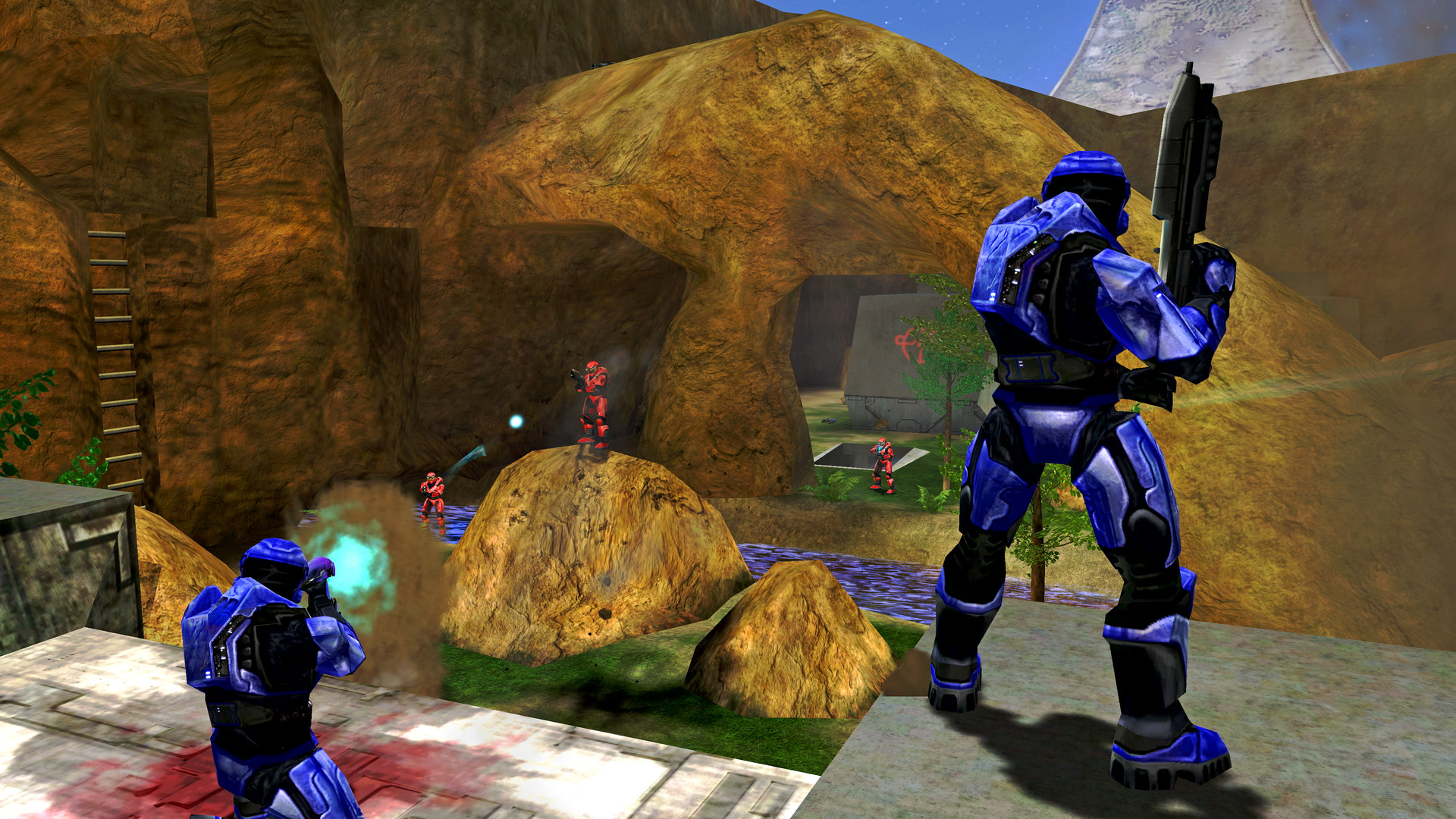 Multijoueur de Combat Evolved dans MCC : deux Spartans bleus tirent depuis une structure dominant un canyon.