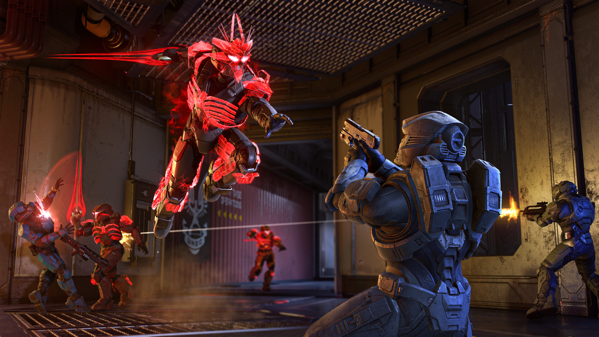 Multijoueur de Halo Infinite : un Spartan à l’armure rouge lumineuse bondit au milieu d’un affrontement dans un couloir.