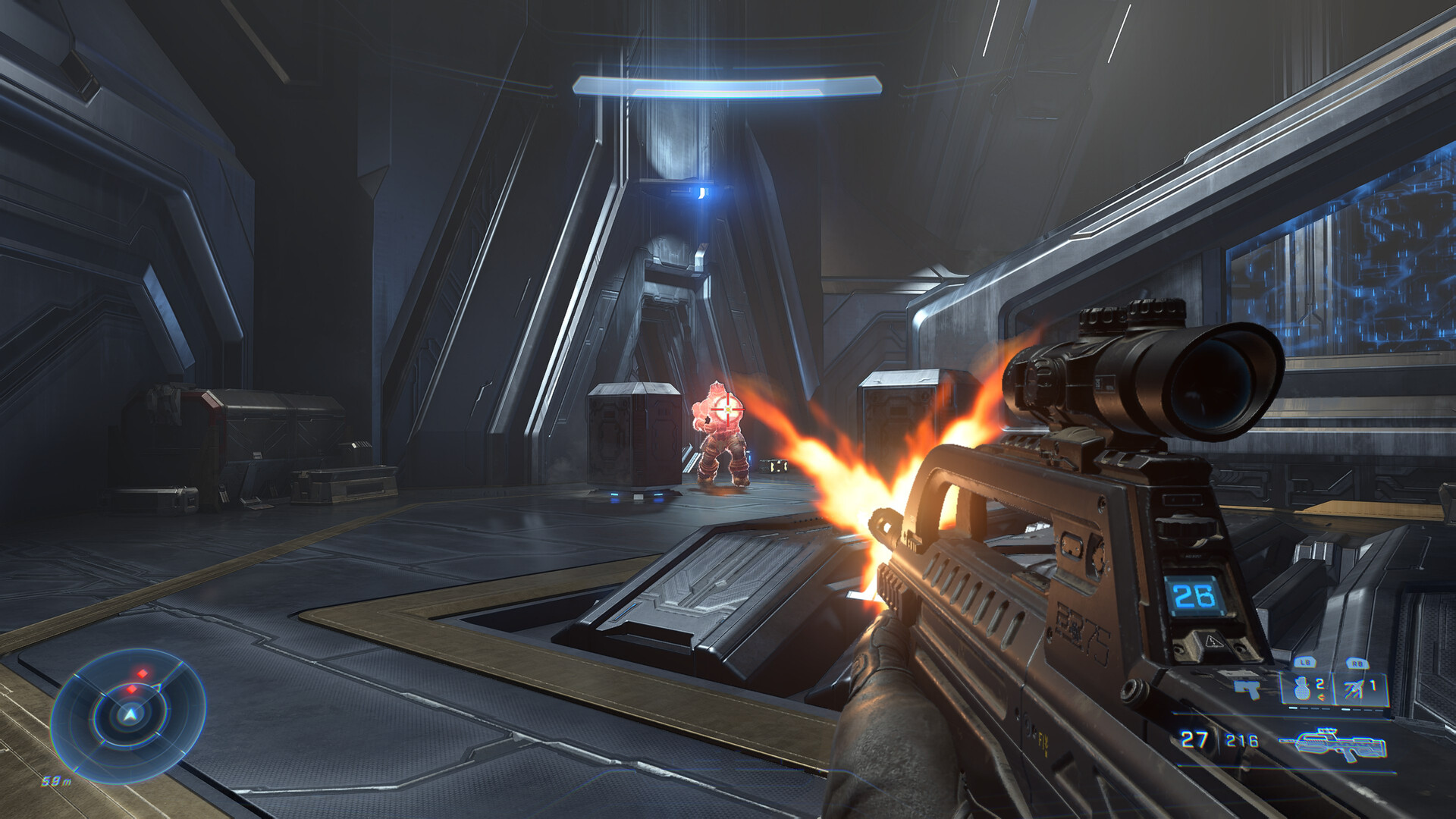 Campagne de Halo Infinite : combat à la première personne contre des ennemis dans un intérieur forerunner sombre.