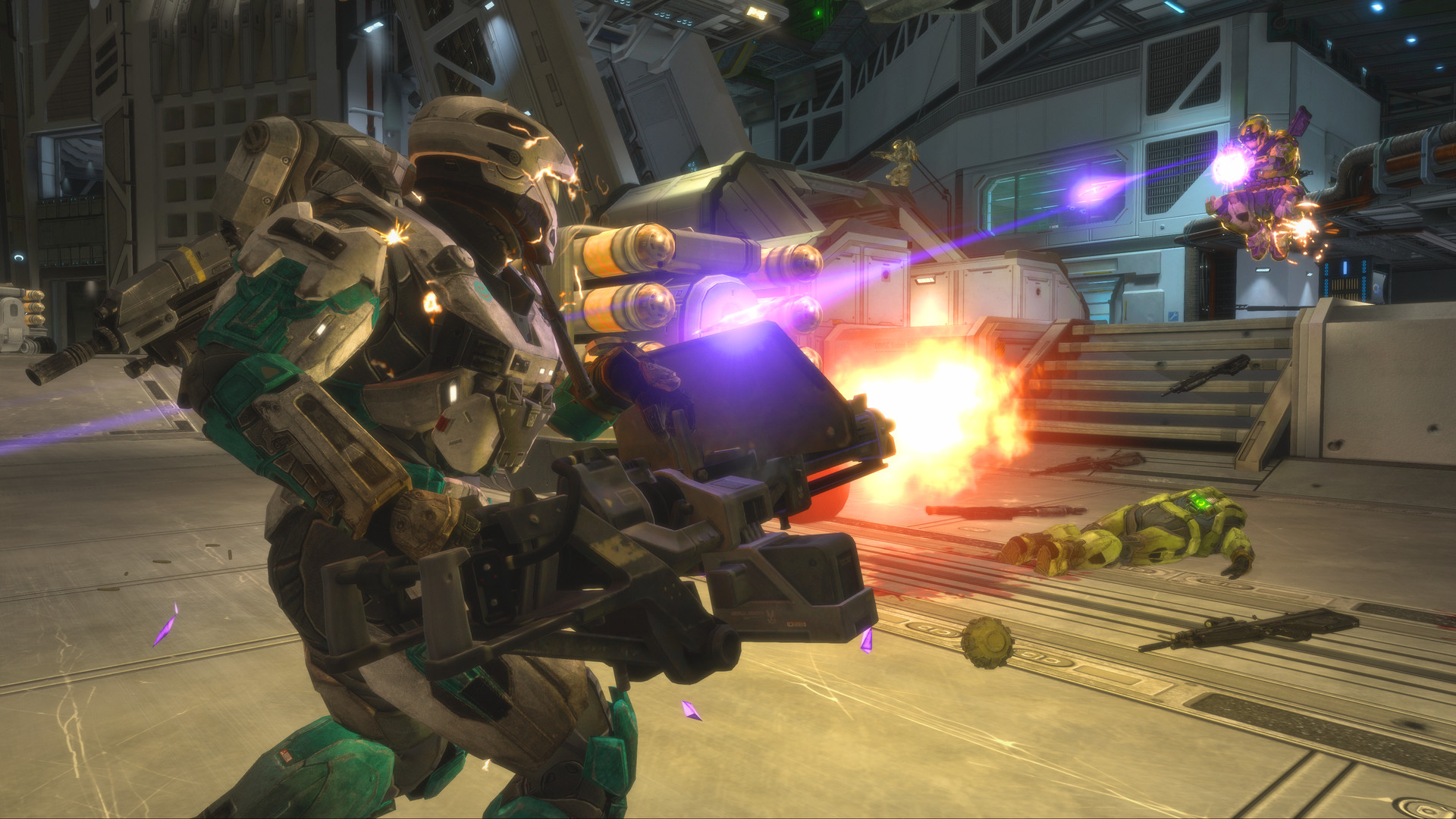 Halo: Reach dans MCC : un Spartan en armure lourde tire avec une arme montée pendant un combat urbain.