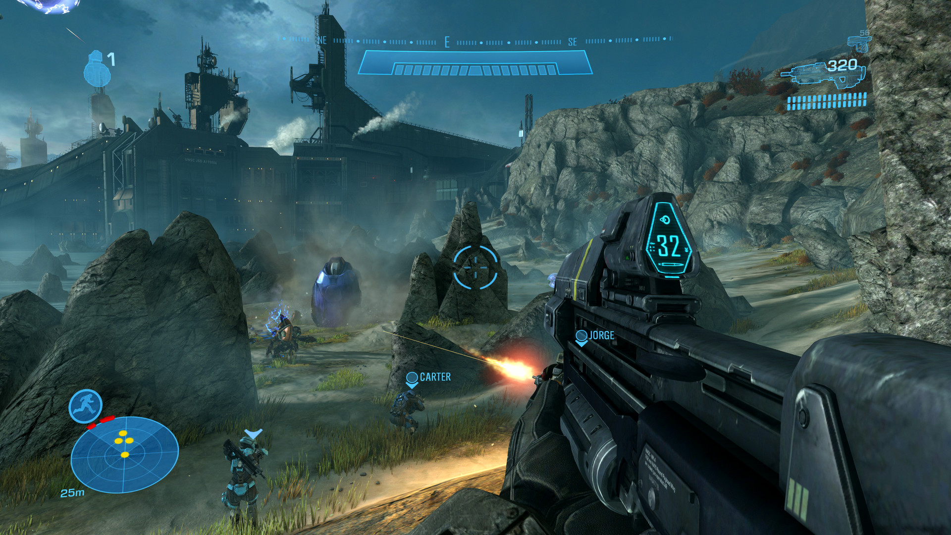 Halo: Reach dans MCC : vue à la première personne sur une bataille dans un paysage rocheux dominé par des installations.