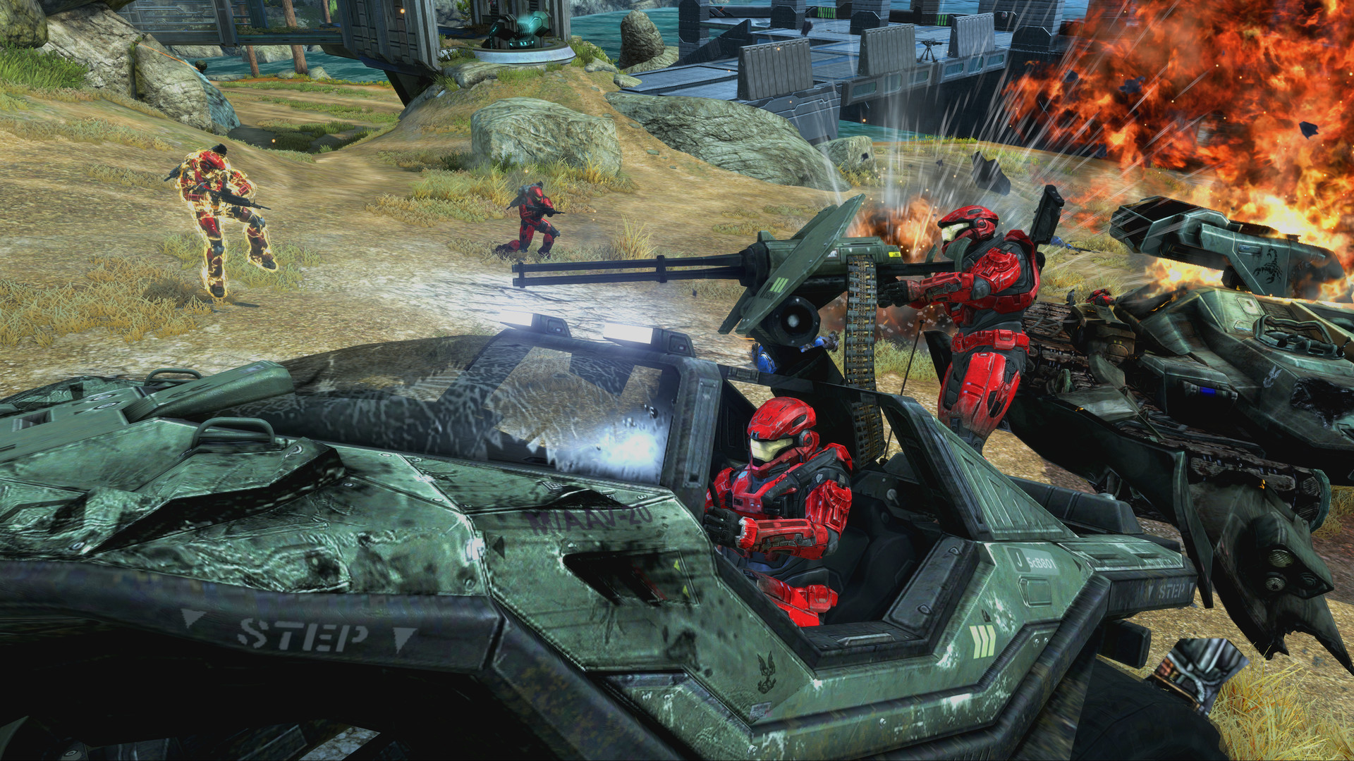 Halo: Reach dans MCC : des Spartans rouges occupent un véhicule près de rochers pendant une explosion.