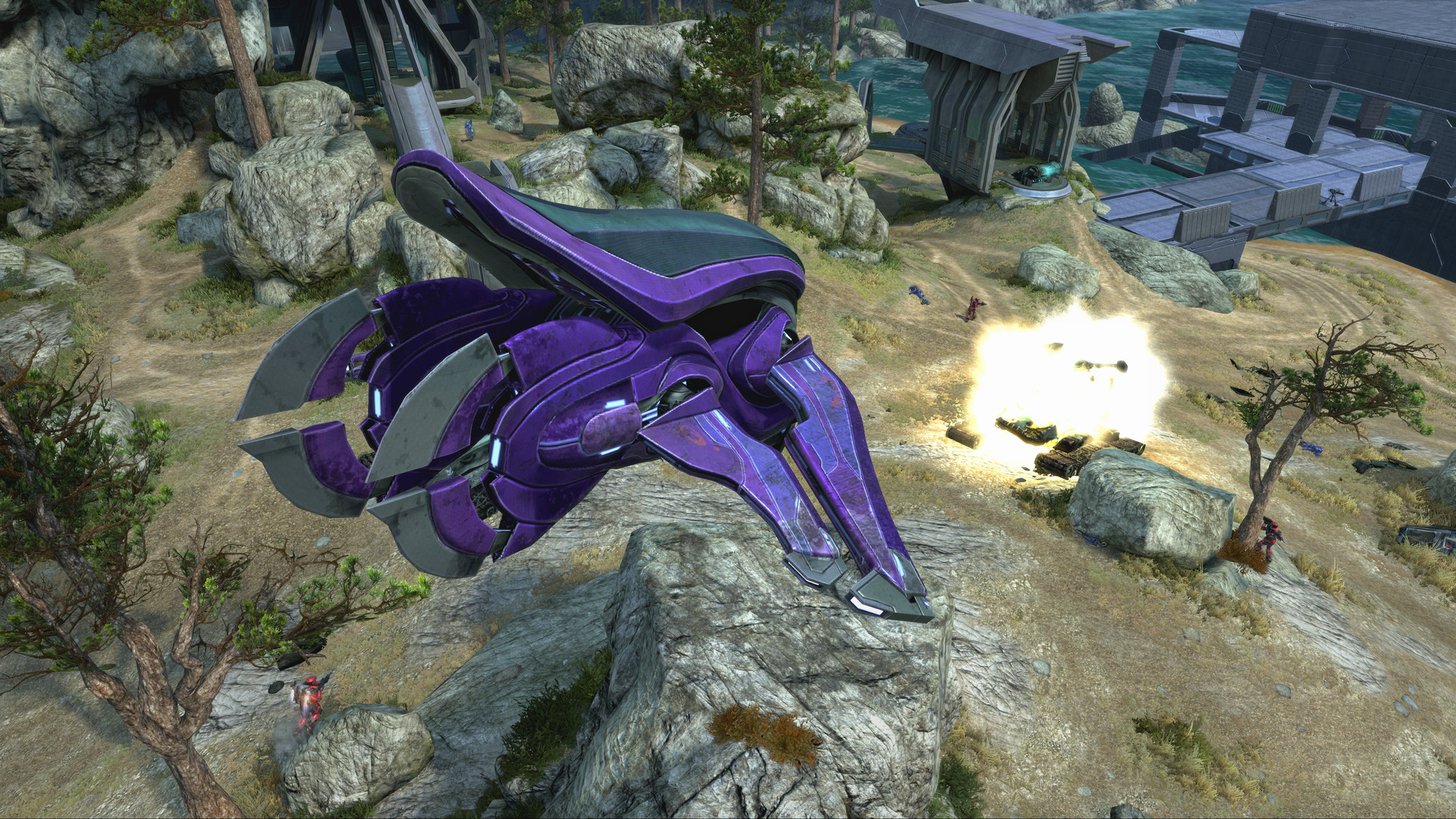 Halo: Reach dans MCC : un Banshee violet survole un champ de bataille rocheux.