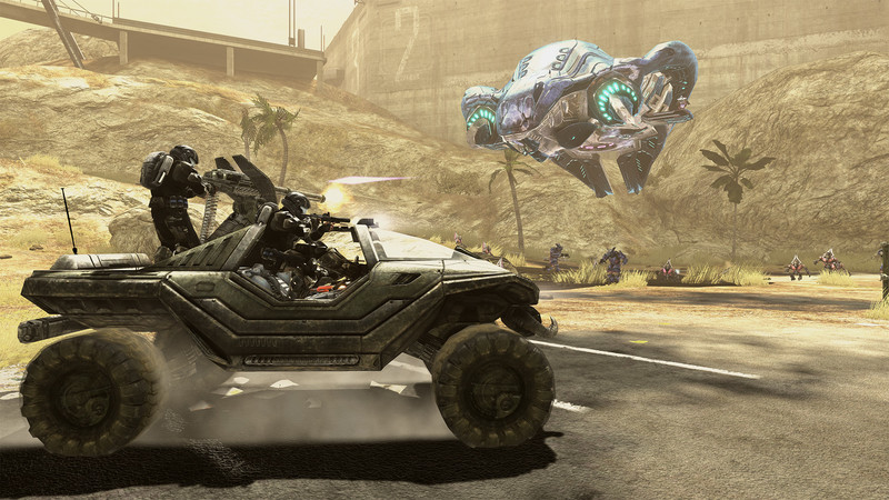 Halo 3: ODST dans MCC : un Warthog fait face à un aéronef covenant sur une route.