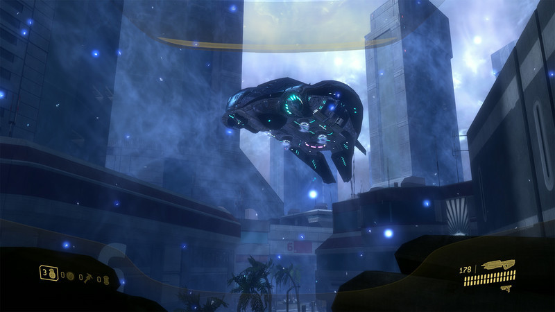 Halo 3: ODST dans MCC : un aéronef traverse une rue nocturne éclairée de bleu.