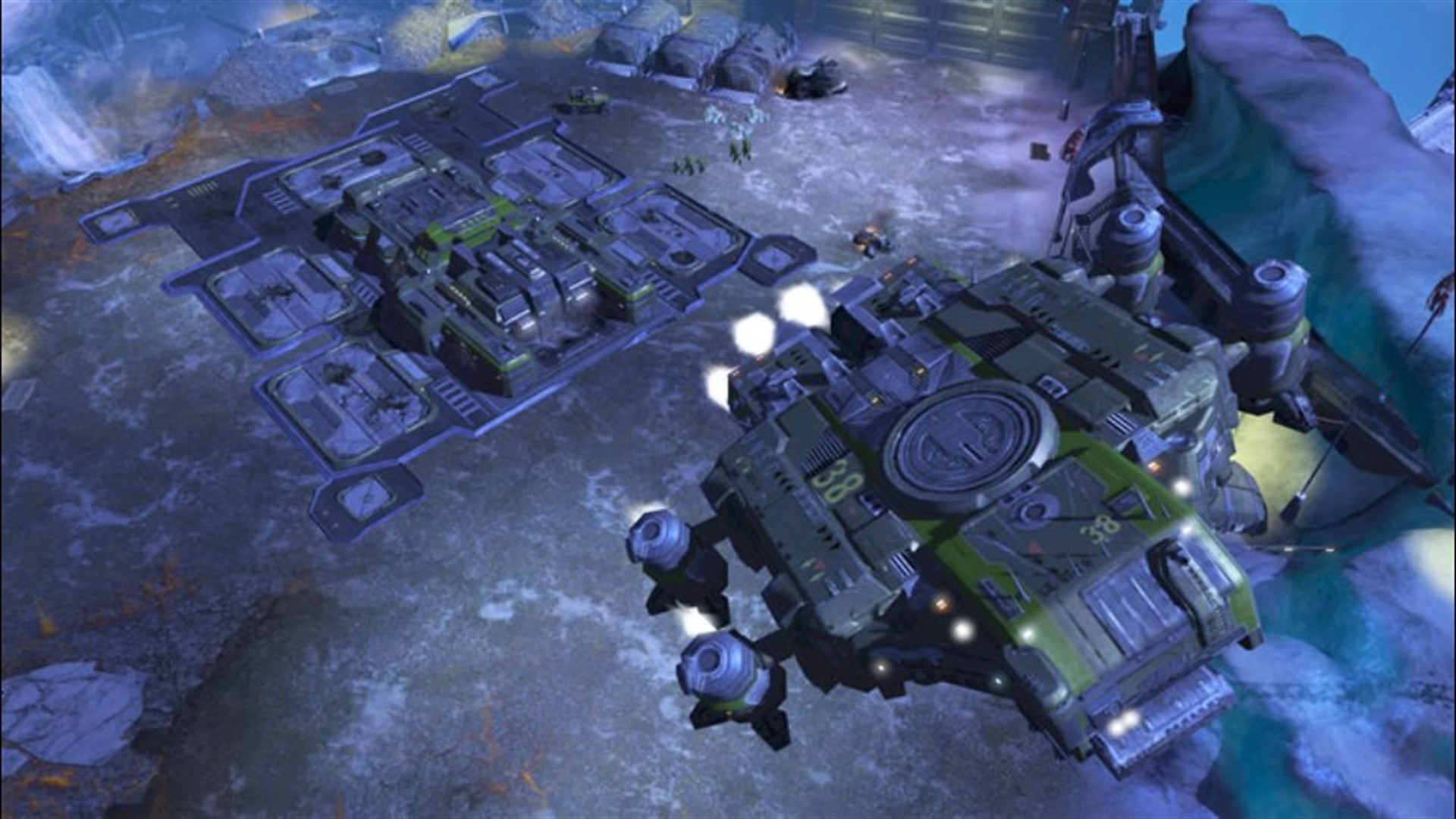 Capture officielle de Halo Wars sur Xbox 360 : construction d’une base de l’UNSC sur une plateforme sombre.