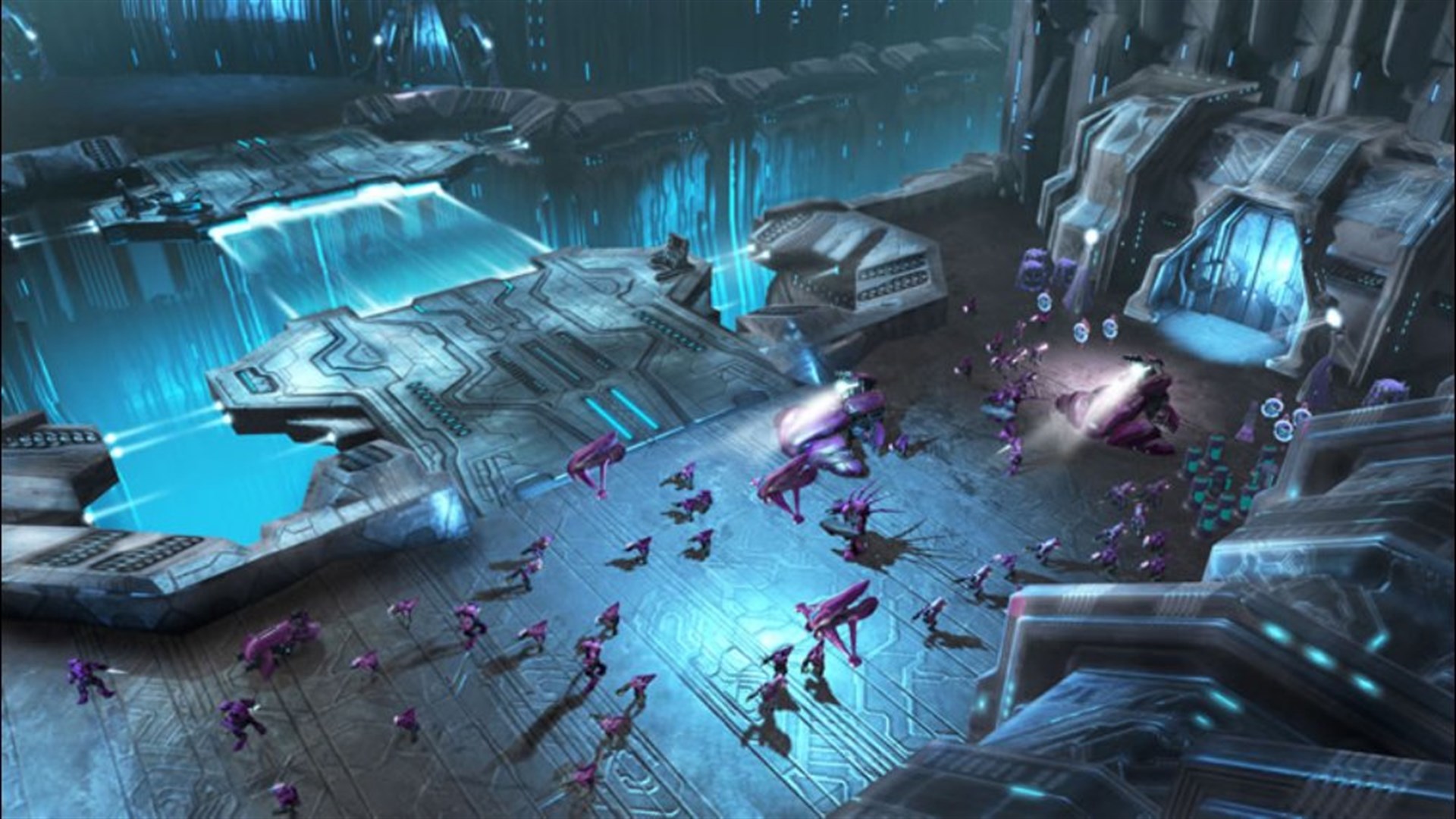 Capture officielle de Halo Wars sur Xbox 360 : une armée covenante avance à l’intérieur d’une installation forerunner.