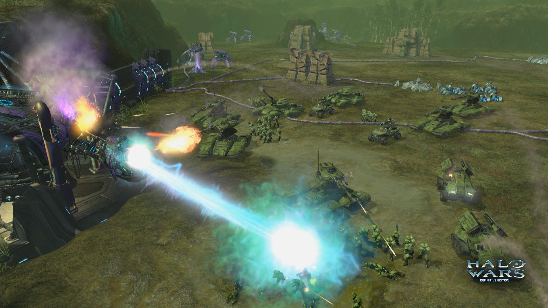 Capture de Definitive Edition : un Scarab tire son rayon bleu vers des véhicules de l’UNSC.