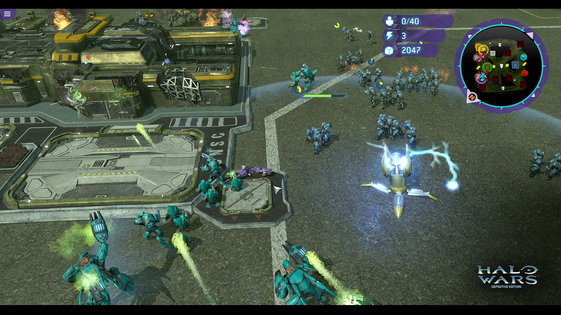 Capture de Definitive Edition : unités covenantes et troupes de l’UNSC combattent devant un grand bâtiment militaire.