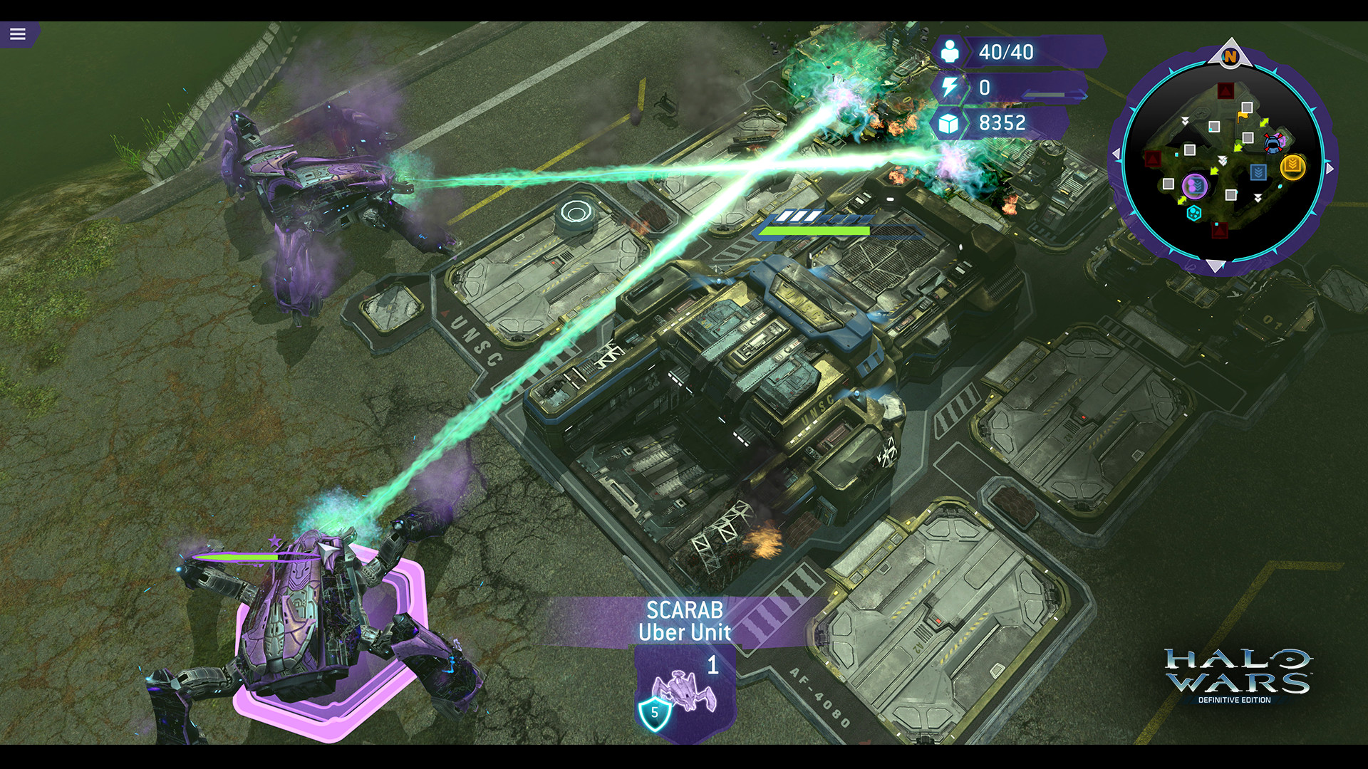 Capture de Definitive Edition : plusieurs Scarabs bombardent une base de leurs rayons verts.