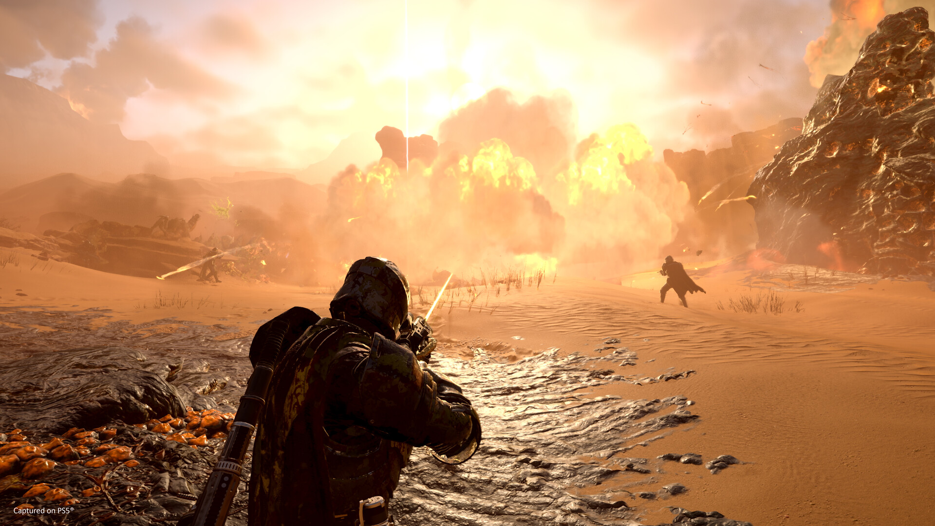 Des soldats progressent devant une grande explosion.