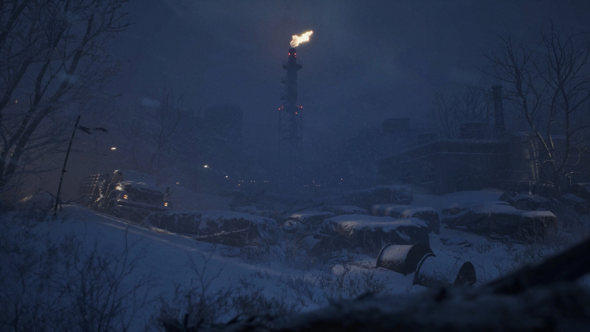 Un personnage se déplace dans un paysage enneigé la nuit.