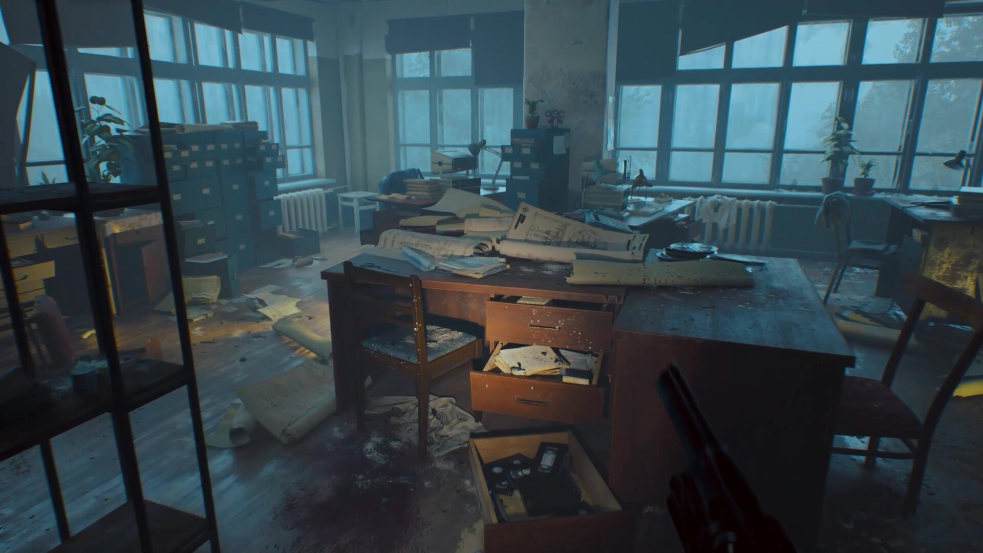 Un joueur explore une salle remplie de bureaux.