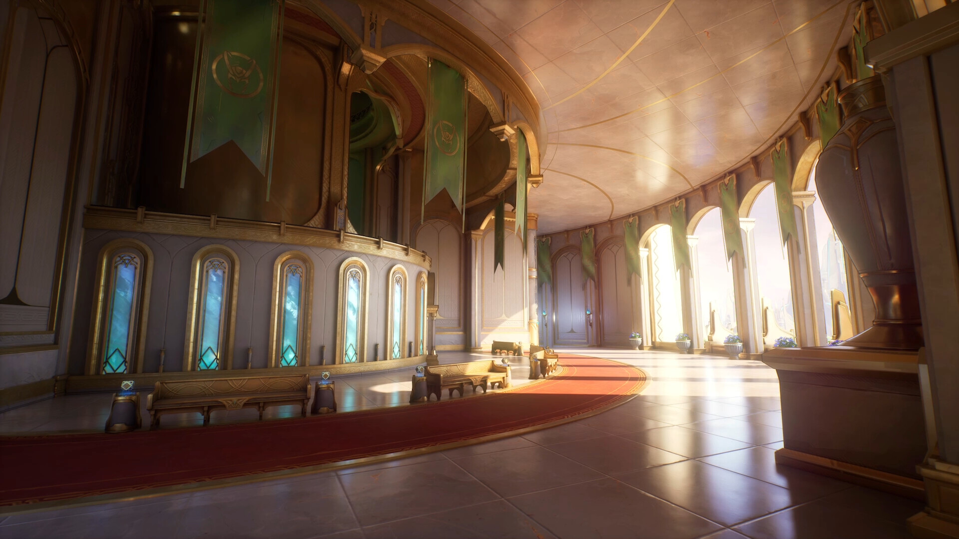 Une grande salle comprend des colonnes et des fenêtres cintrées.