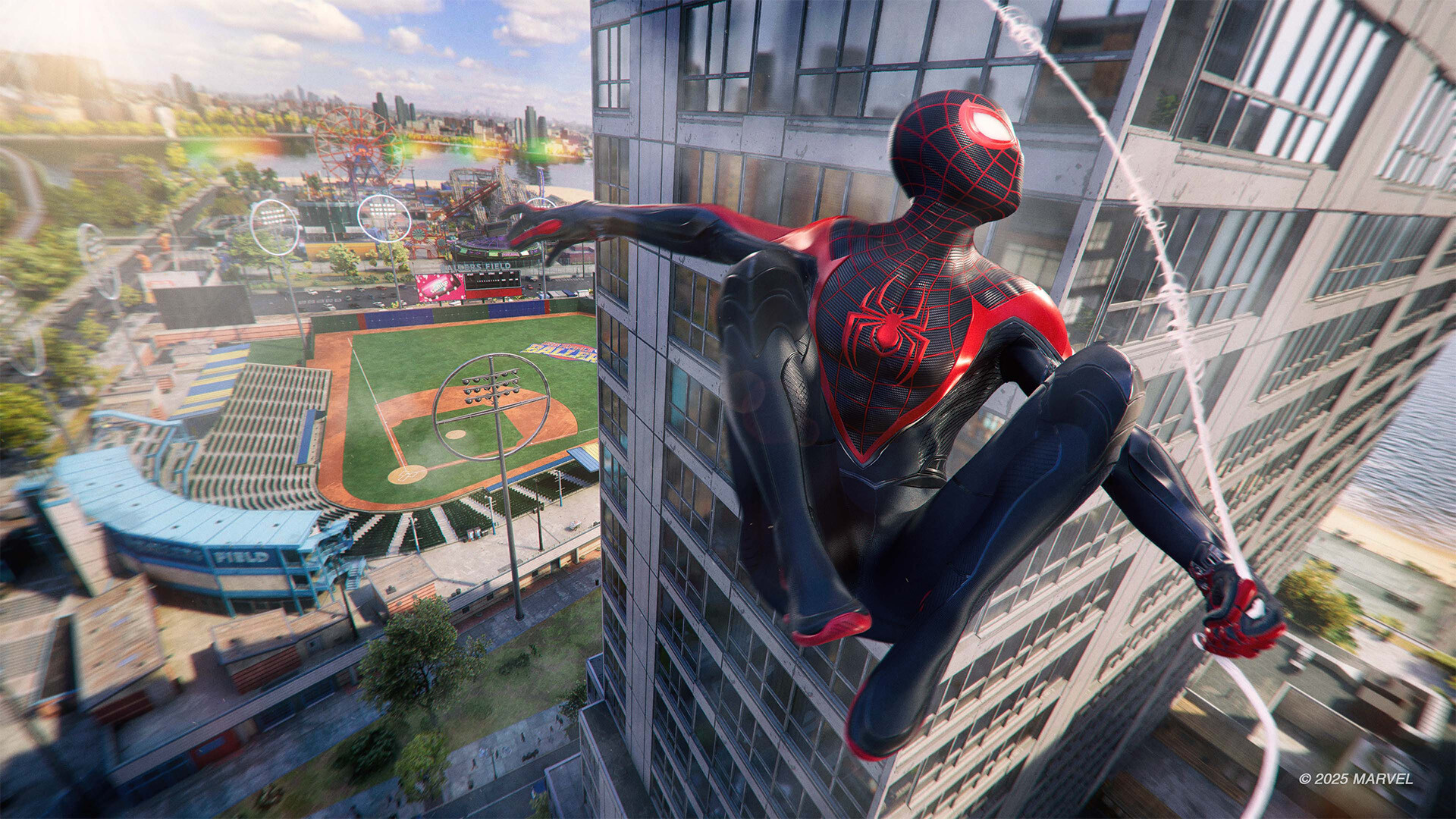 Miles Morales est accroché à la façade d’un immeuble.