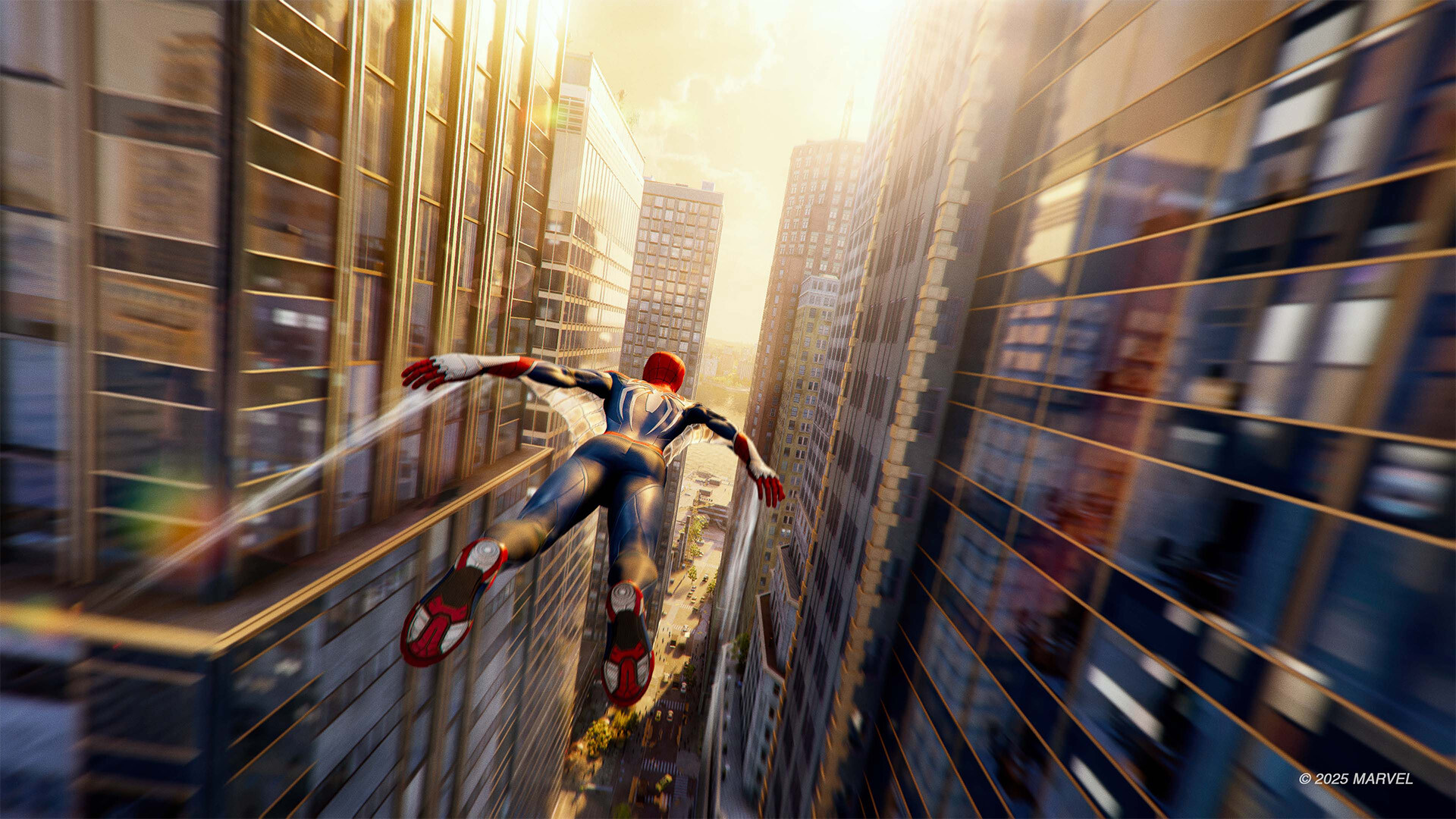 Spider-Man traverse New York entre les immeubles.