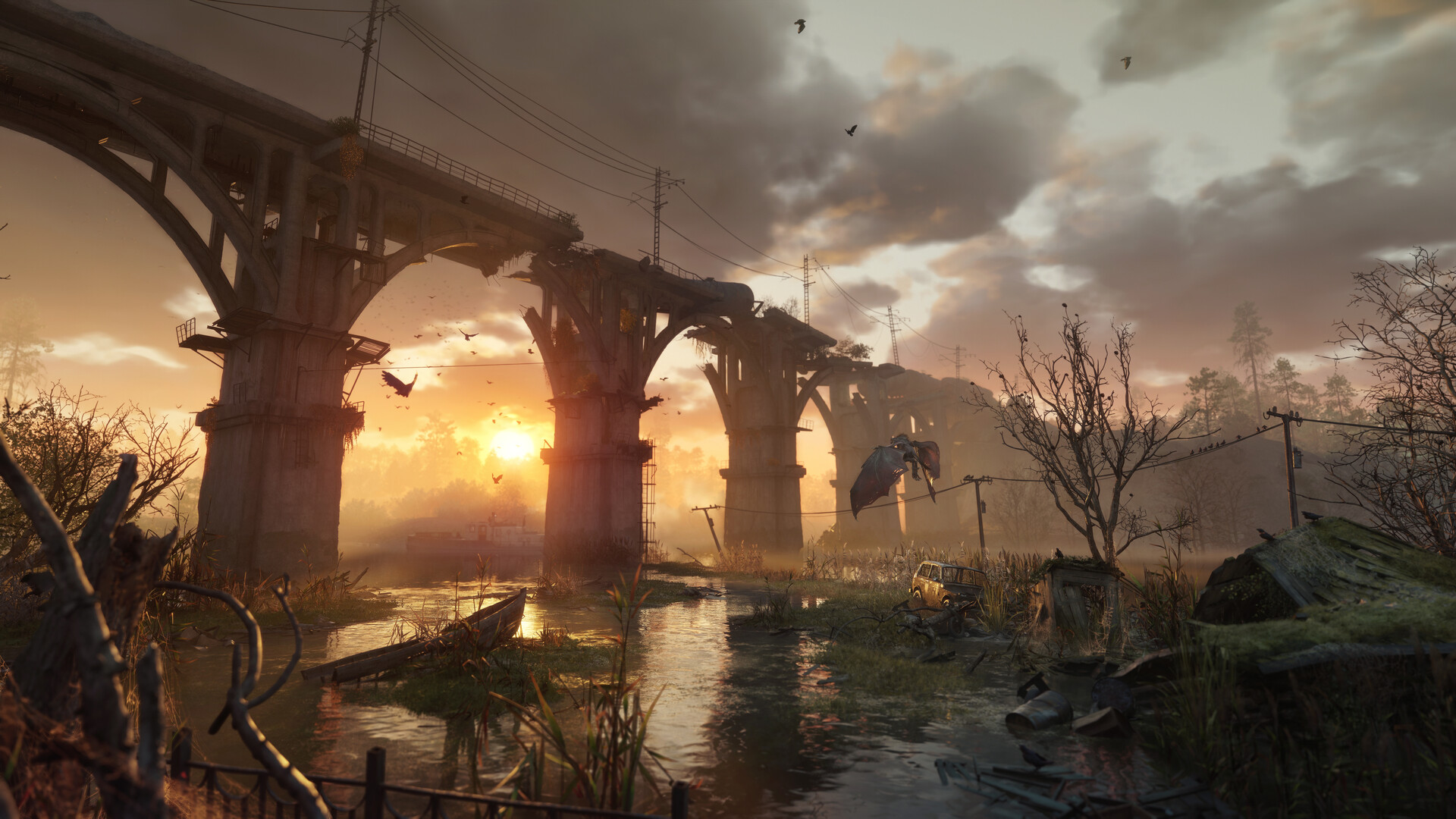 Un viaduc en ruine se reflète dans l’eau au soleil couchant.