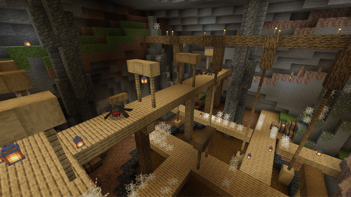 Des passerelles en bois traversent une grande mine souterraine.