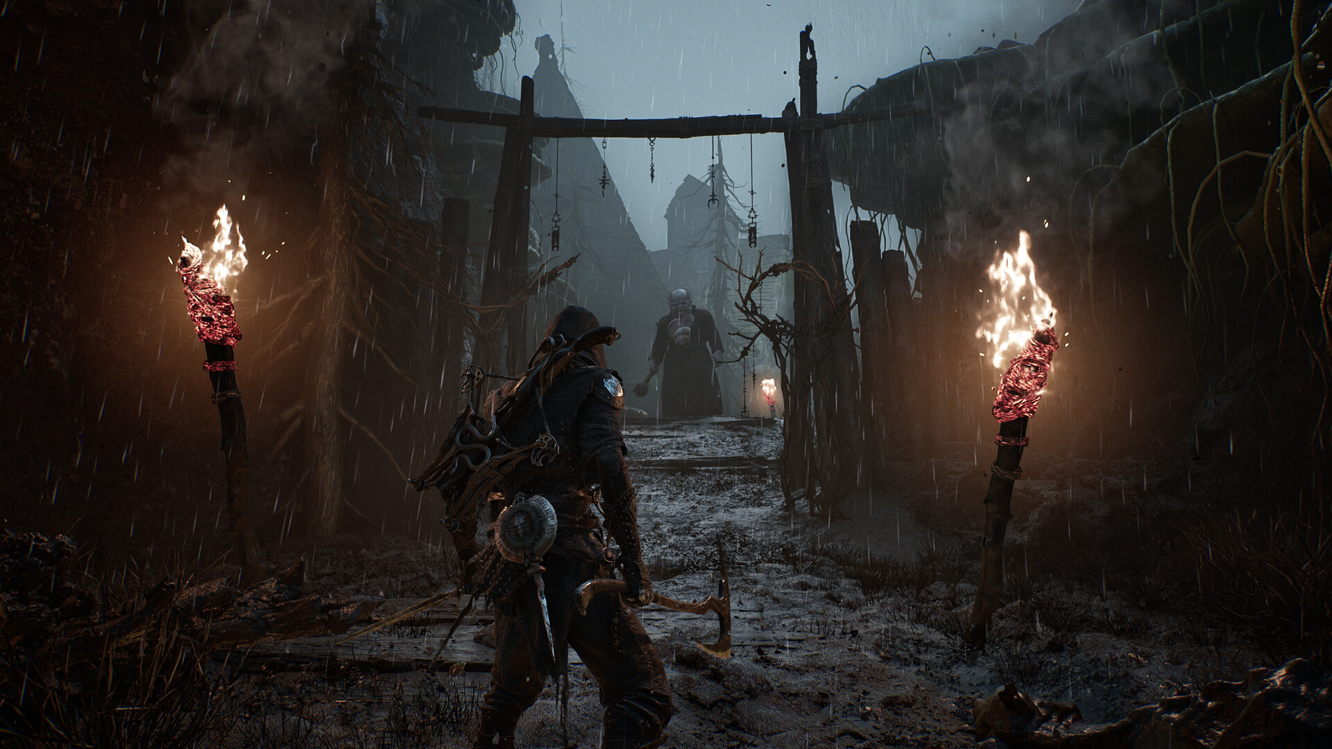 Un guerrier traverse un passage éclairé de torches.