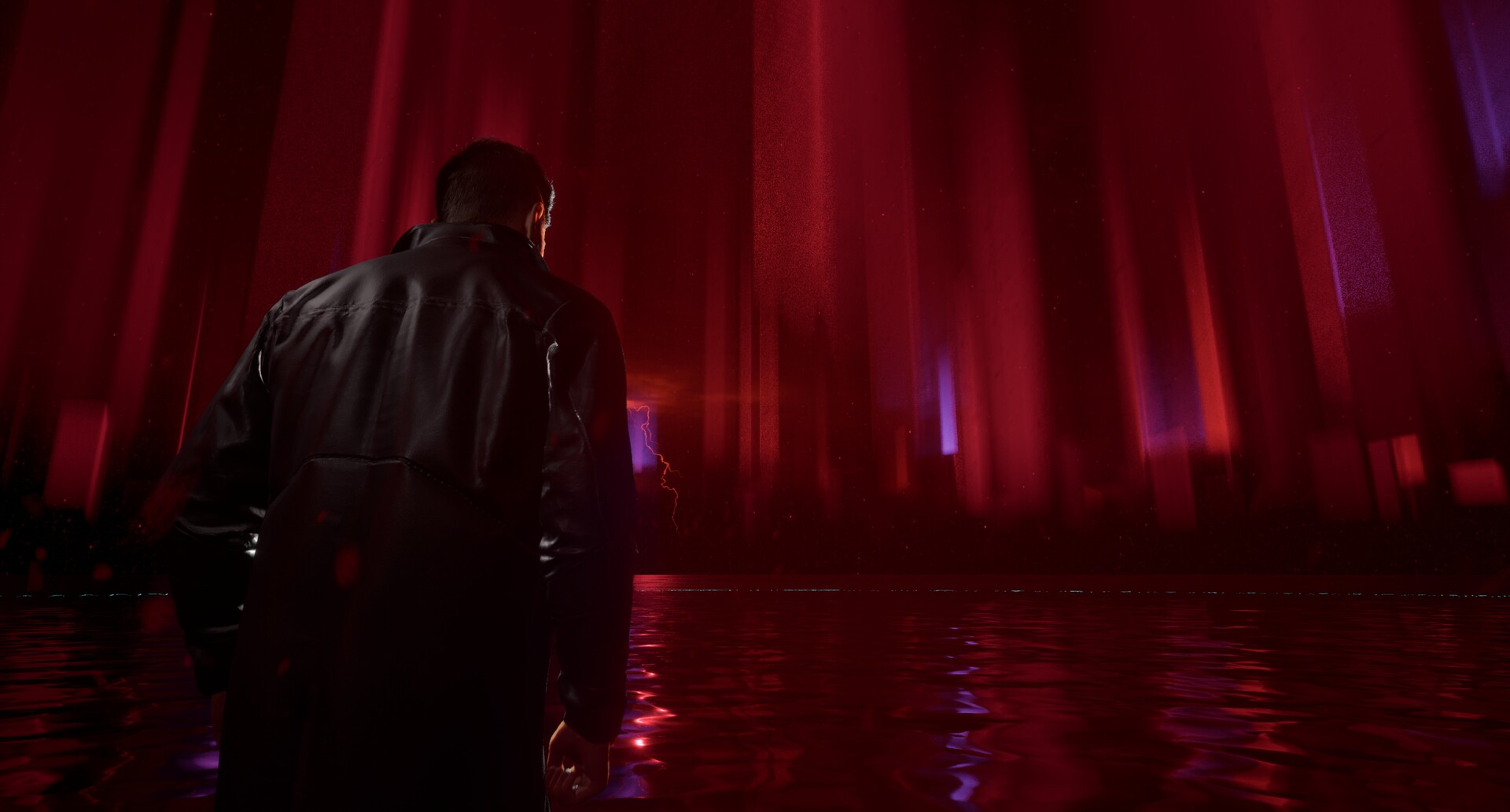Un personnage traverse une salle aux rideaux rouges.
