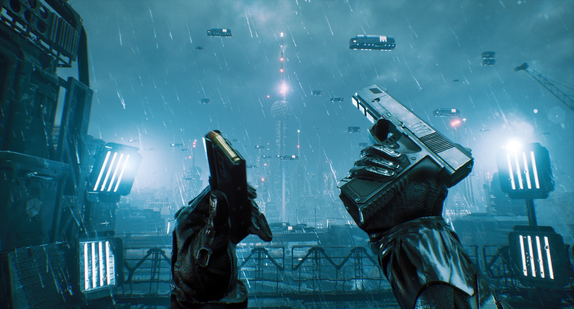 Vue à la première personne sur deux armes, face à une ville futuriste.