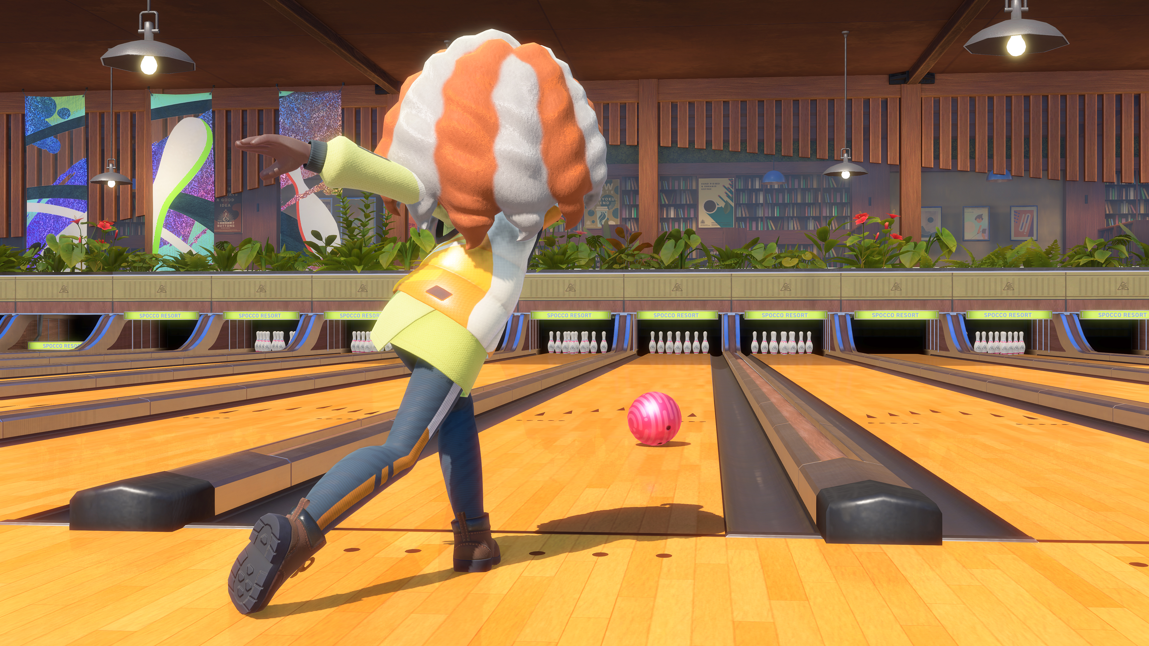 Lancer de boule sur une piste de bowling.