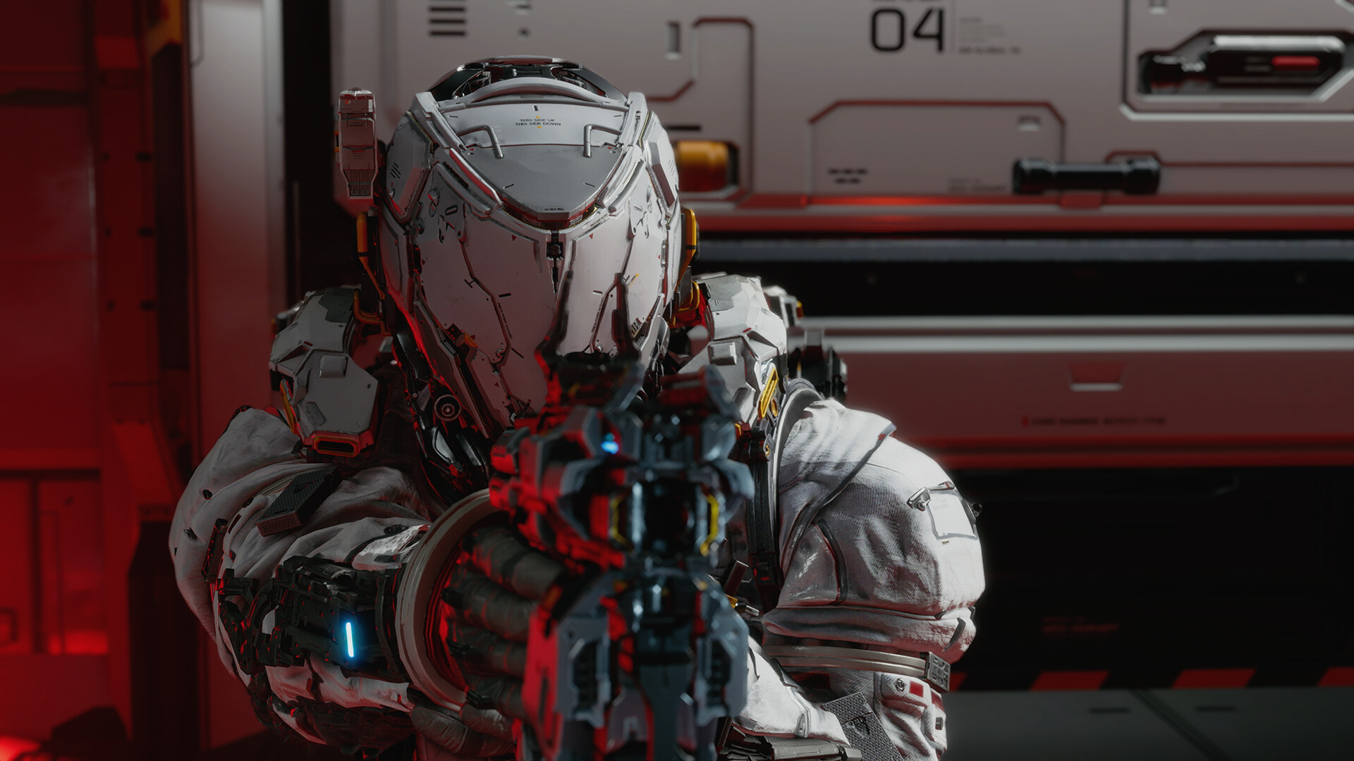 Un personnage en combinaison spatiale est vu de près.