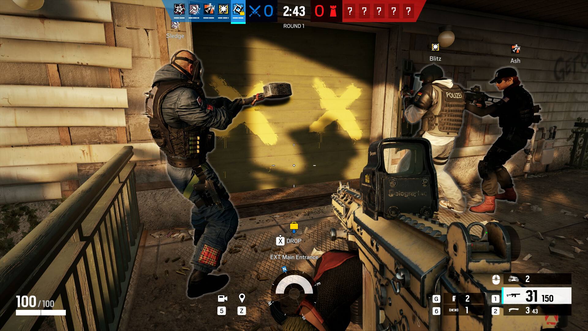 Des soldats se regroupent devant une barricade.