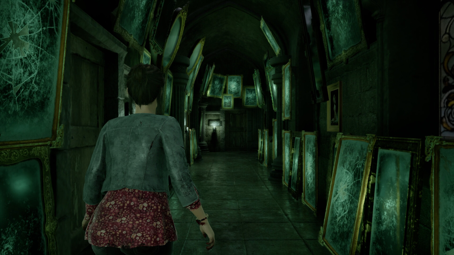 Une femme traverse un couloir sombre.