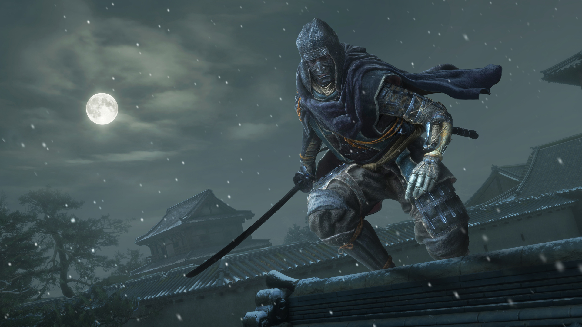 Le shinobi portant une tenue sombre se tient sur un toit sous la lune.
