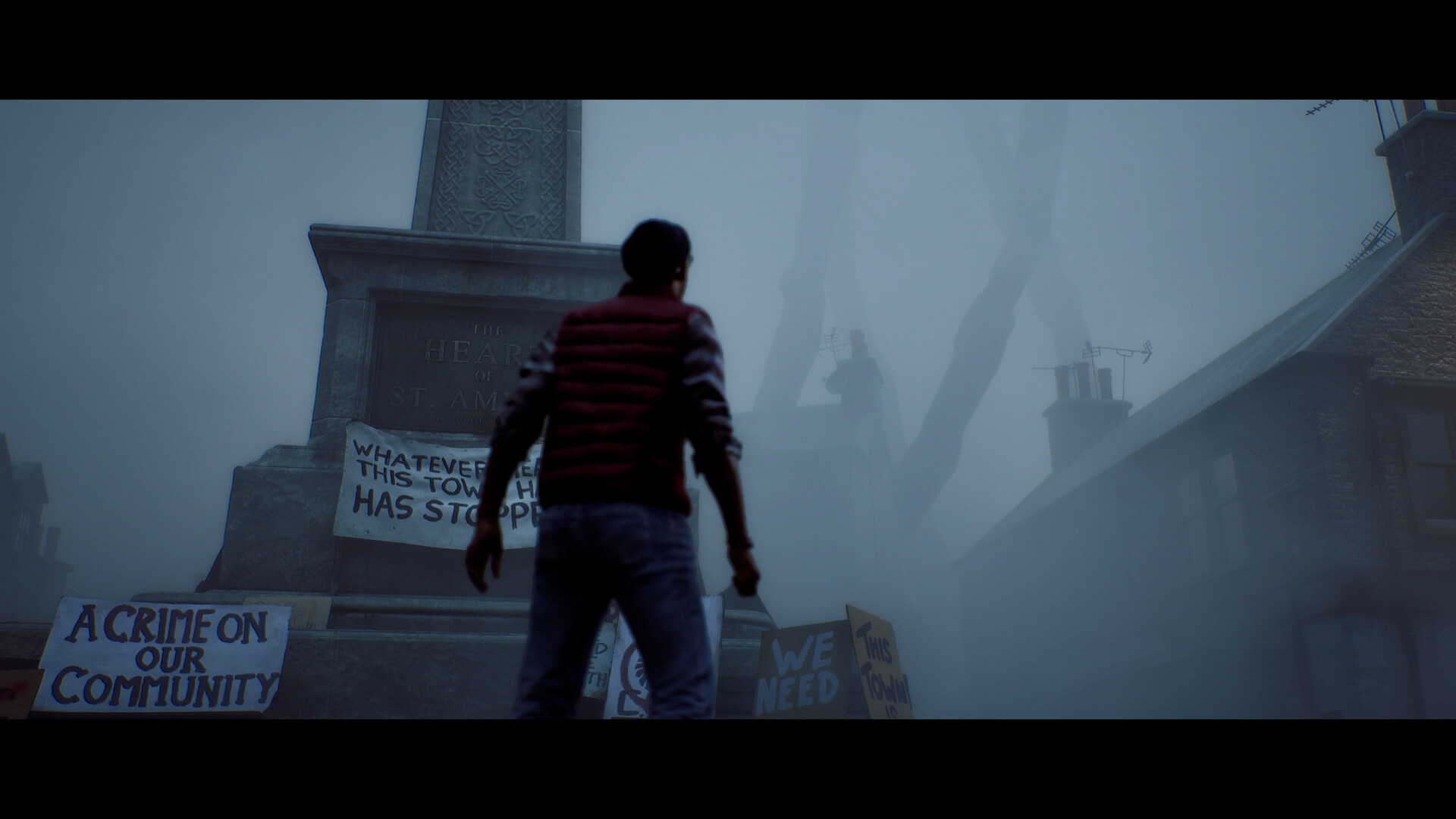 Un personnage avance dans une rue commerçante noyée dans le brouillard.