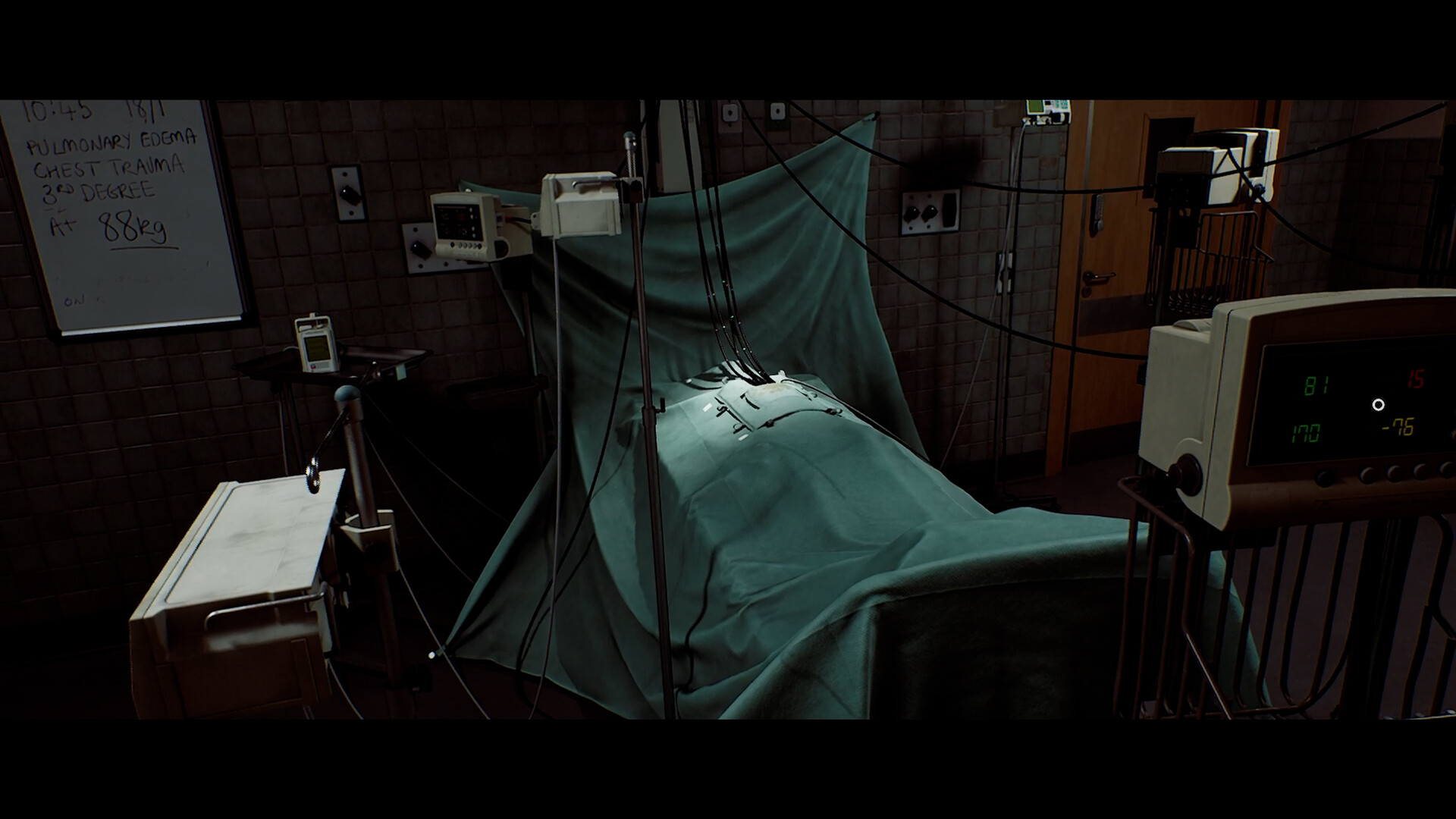Une chambre médicale contient un lit et plusieurs appareils de surveillance.