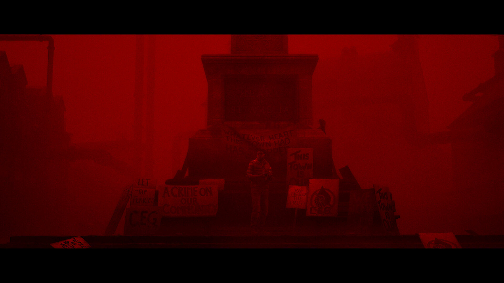 Une rue et des bâtiments sont plongés dans une lumière rouge.