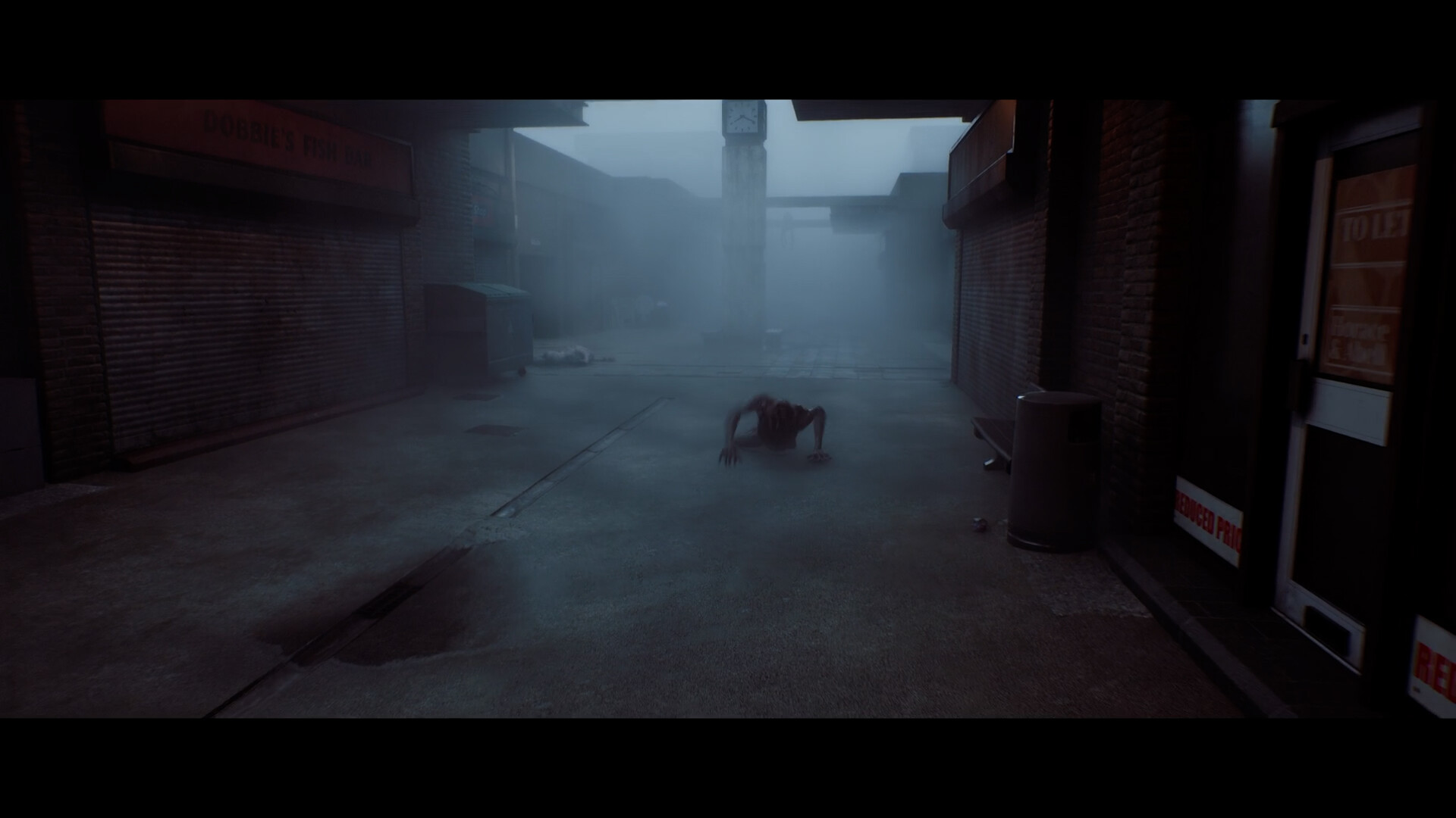Une silhouette se tient au fond d’une ruelle étroite envahie par le brouillard.