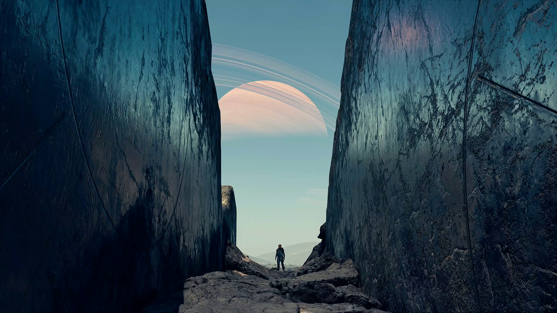Un explorateur traverse un canyon sous une planète à anneaux.