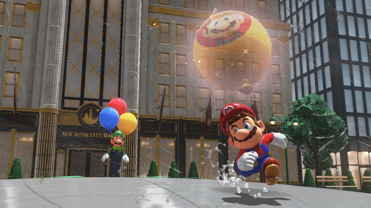Mario court sur une place de New Donk City, tandis que Luigi tient des ballons.