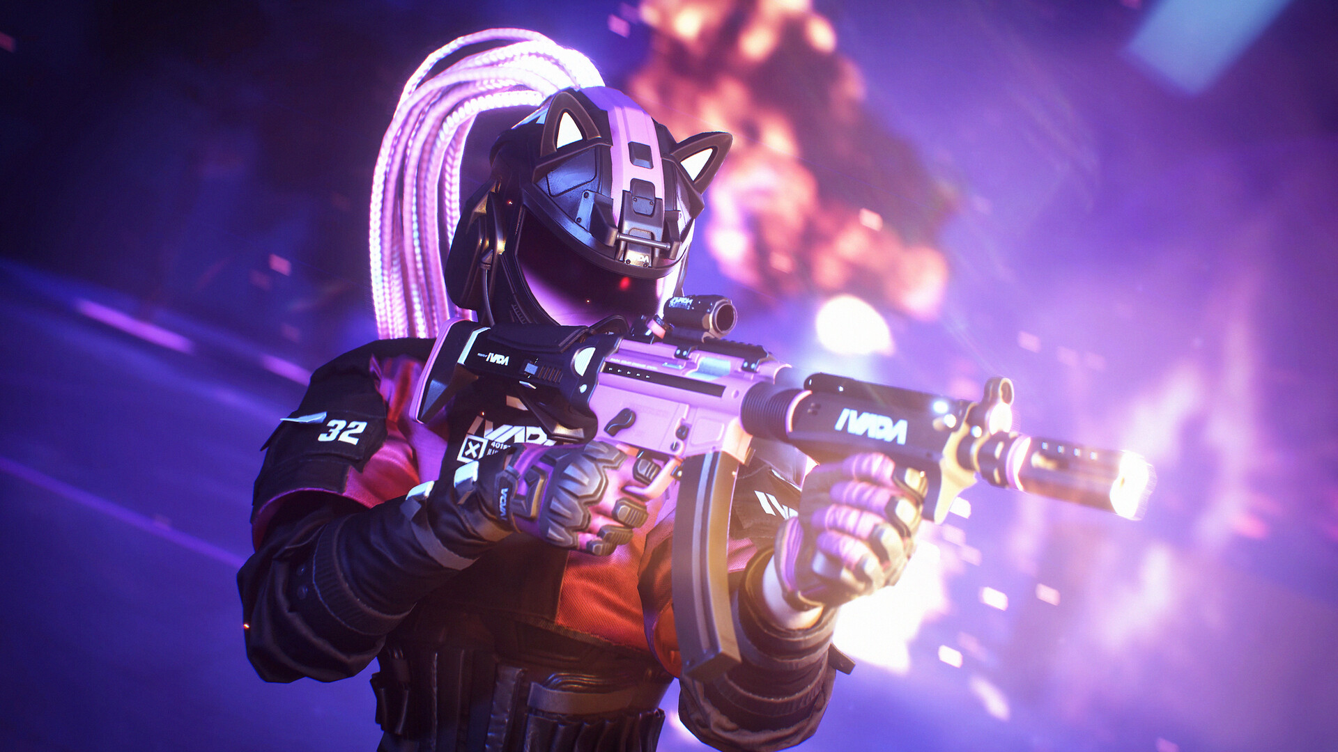 Un personnage casqué tient une arme devant des lumières violettes.
