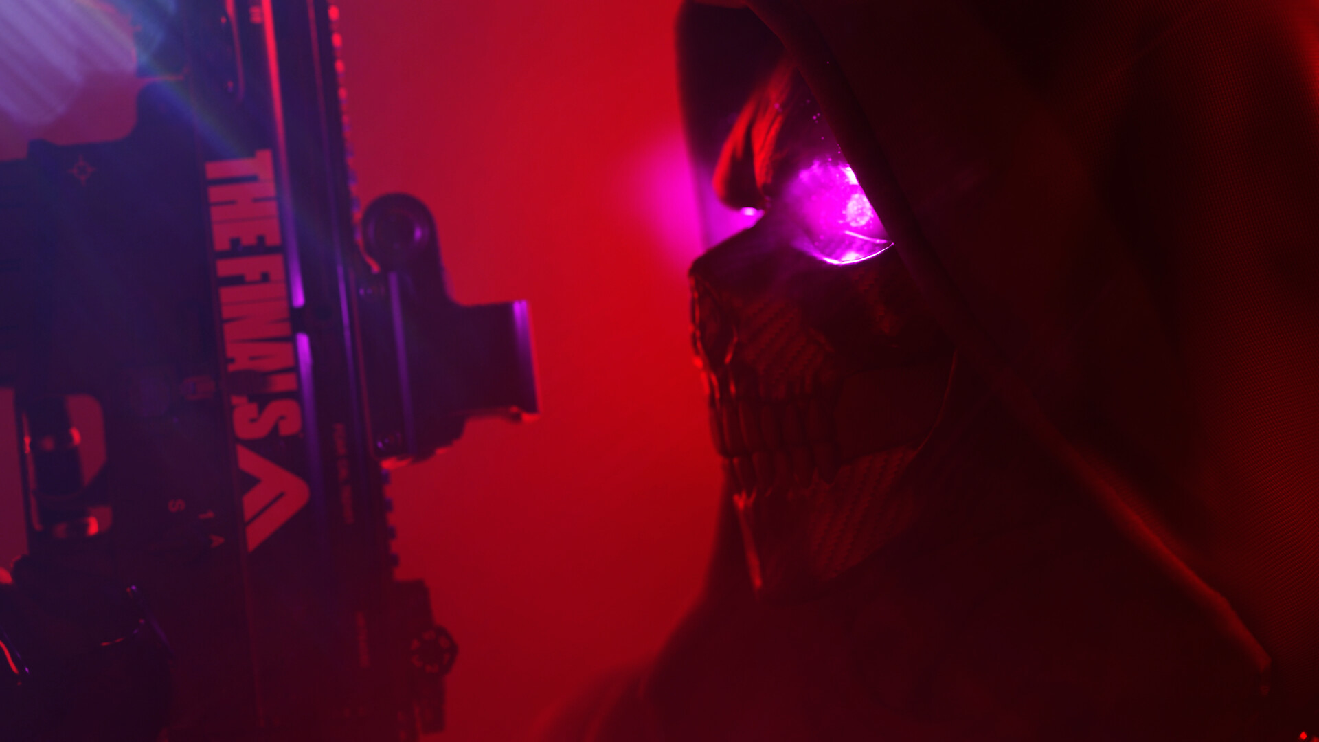 Un combattant tient son arme dans une lumière rouge.