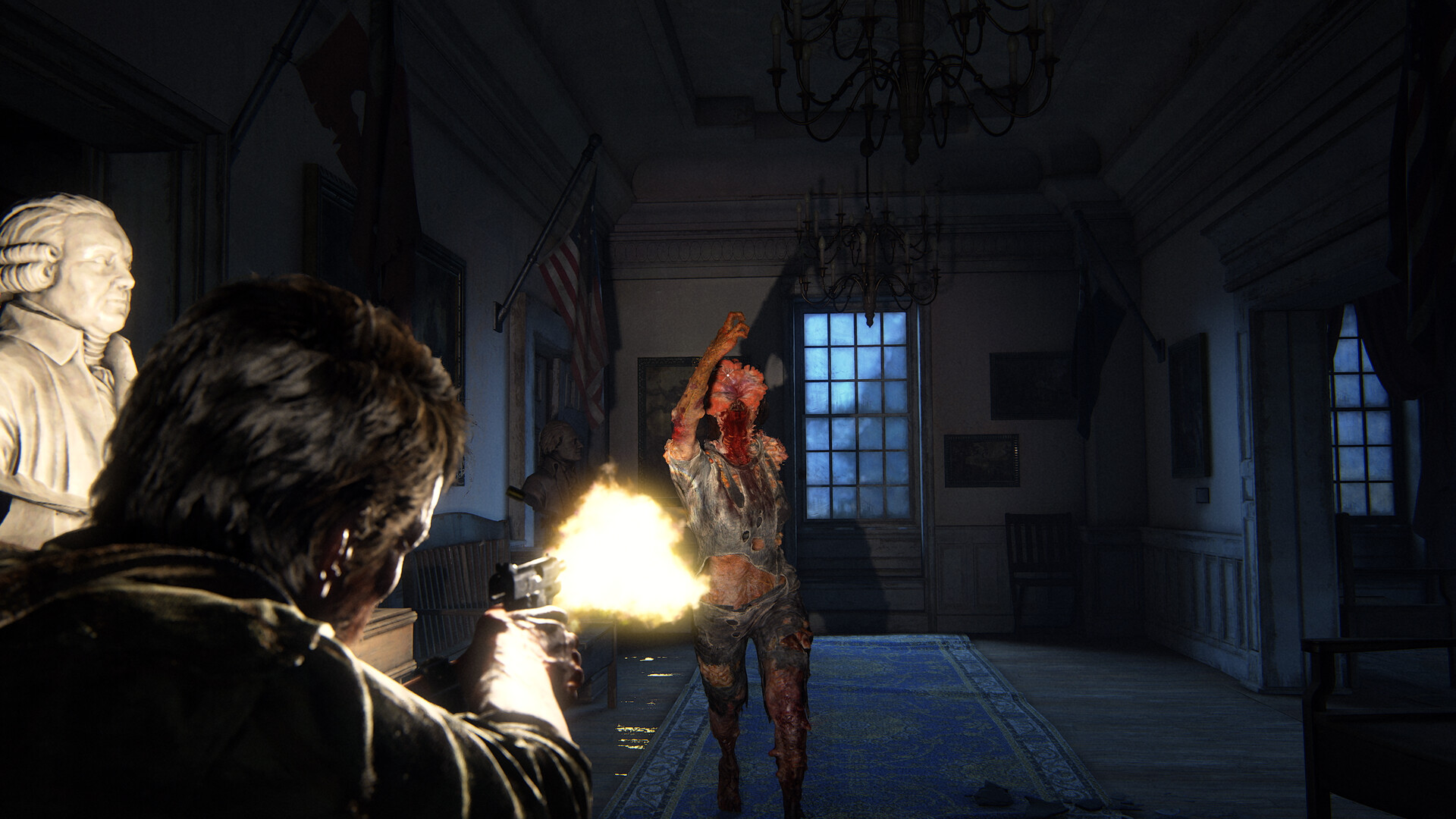Un homme tire dans une salle sombre.