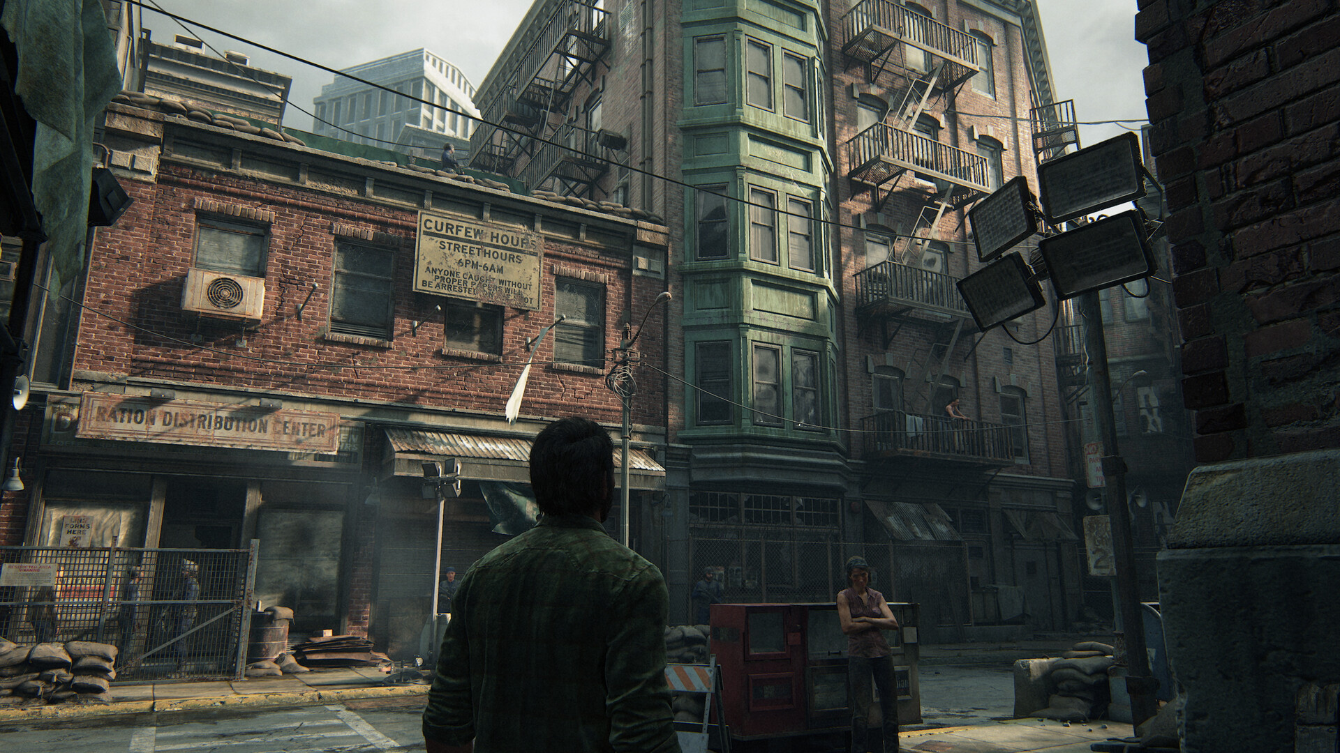 Joel et Ellie avancent dans une rue envahie par la végétation.