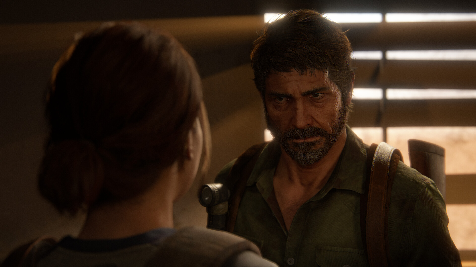 Joel échange avec une jeune femme dans un intérieur.
