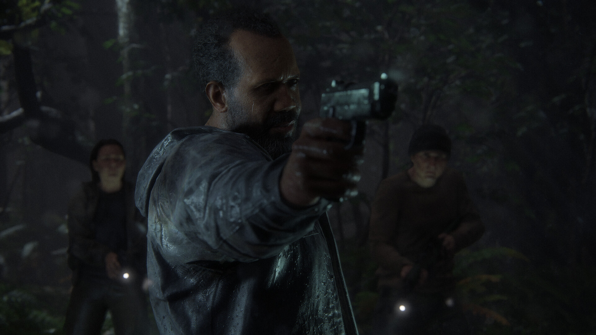 Un homme pointe une arme dans un environnement sombre.